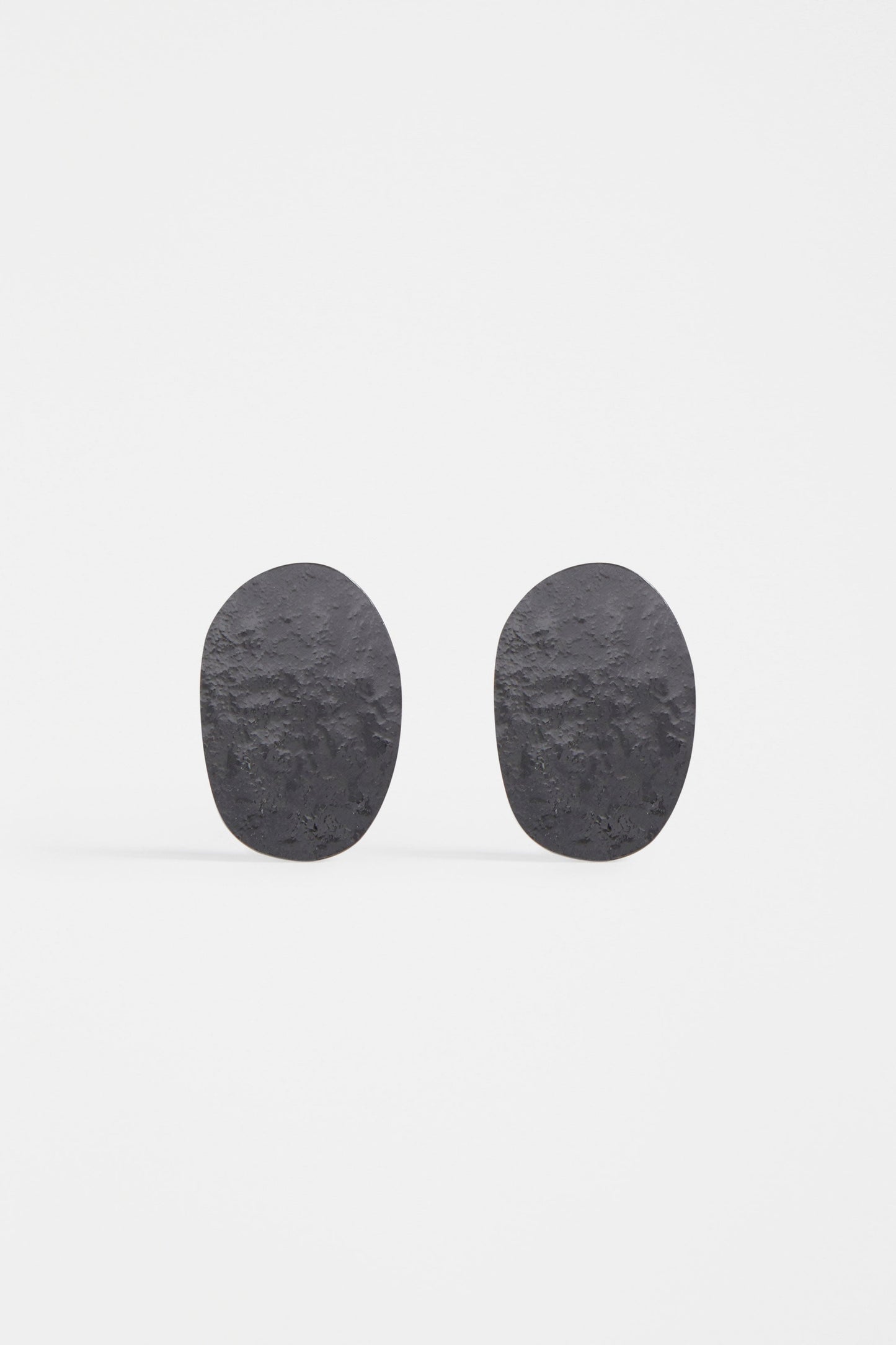 Gild Hammered Texture Oval Disc Stud Earring | GUNMETAL