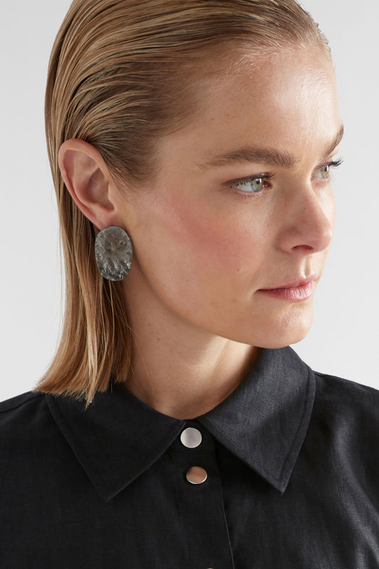 Gild Hammered Texture Oval Disc Stud Earring Model | GUNMETAL