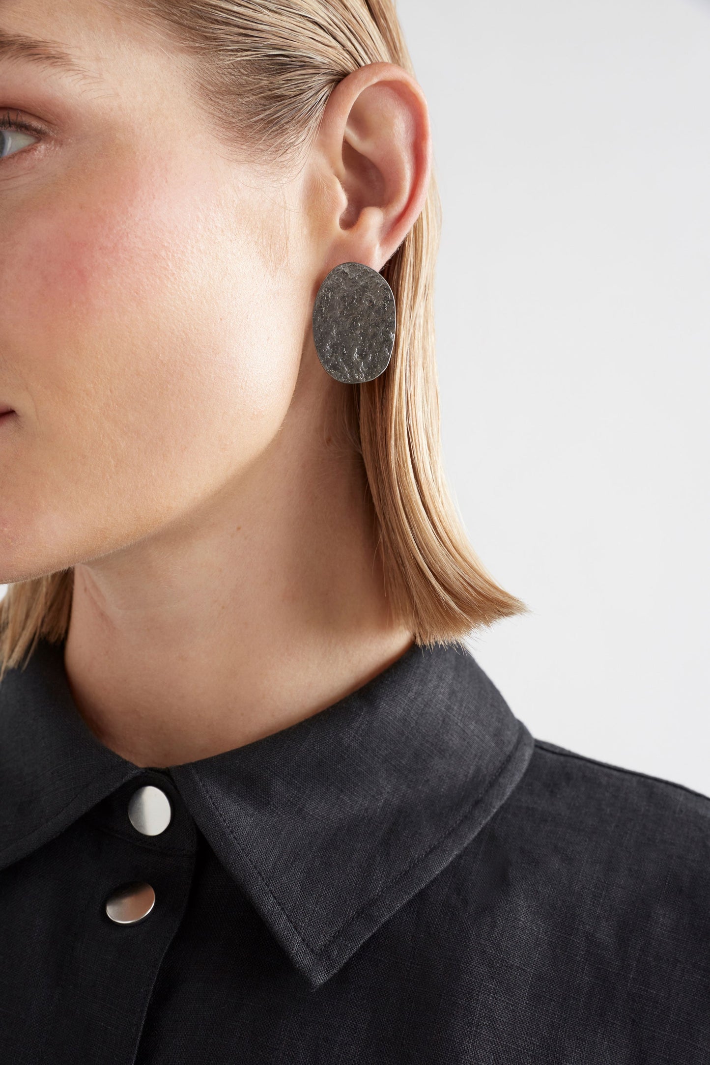 Gild Hammered Texture Oval Disc Stud Earring Model Crop | GUNMETAL