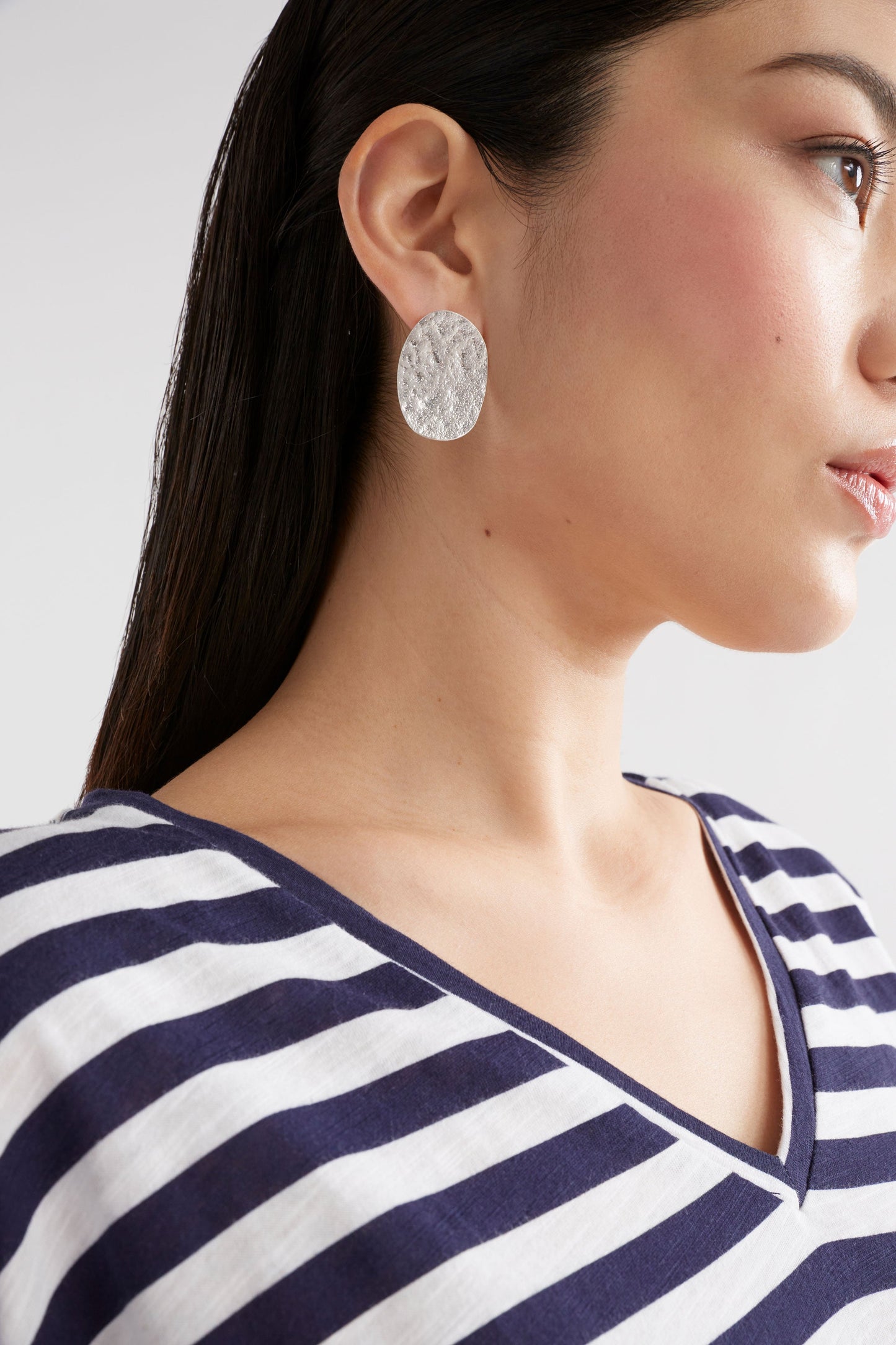 Gild Hammered Texture Oval Disc Stud Earring Model | SILVER