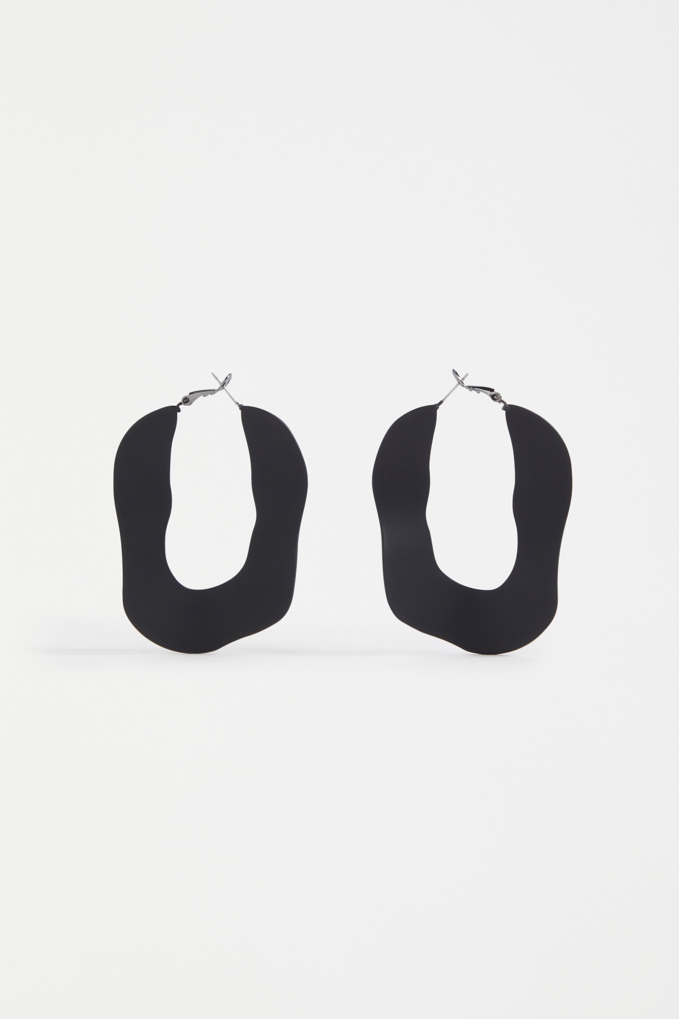 Yara Coloured Rubberised Organic Shaped Hoop Earring | BLACK