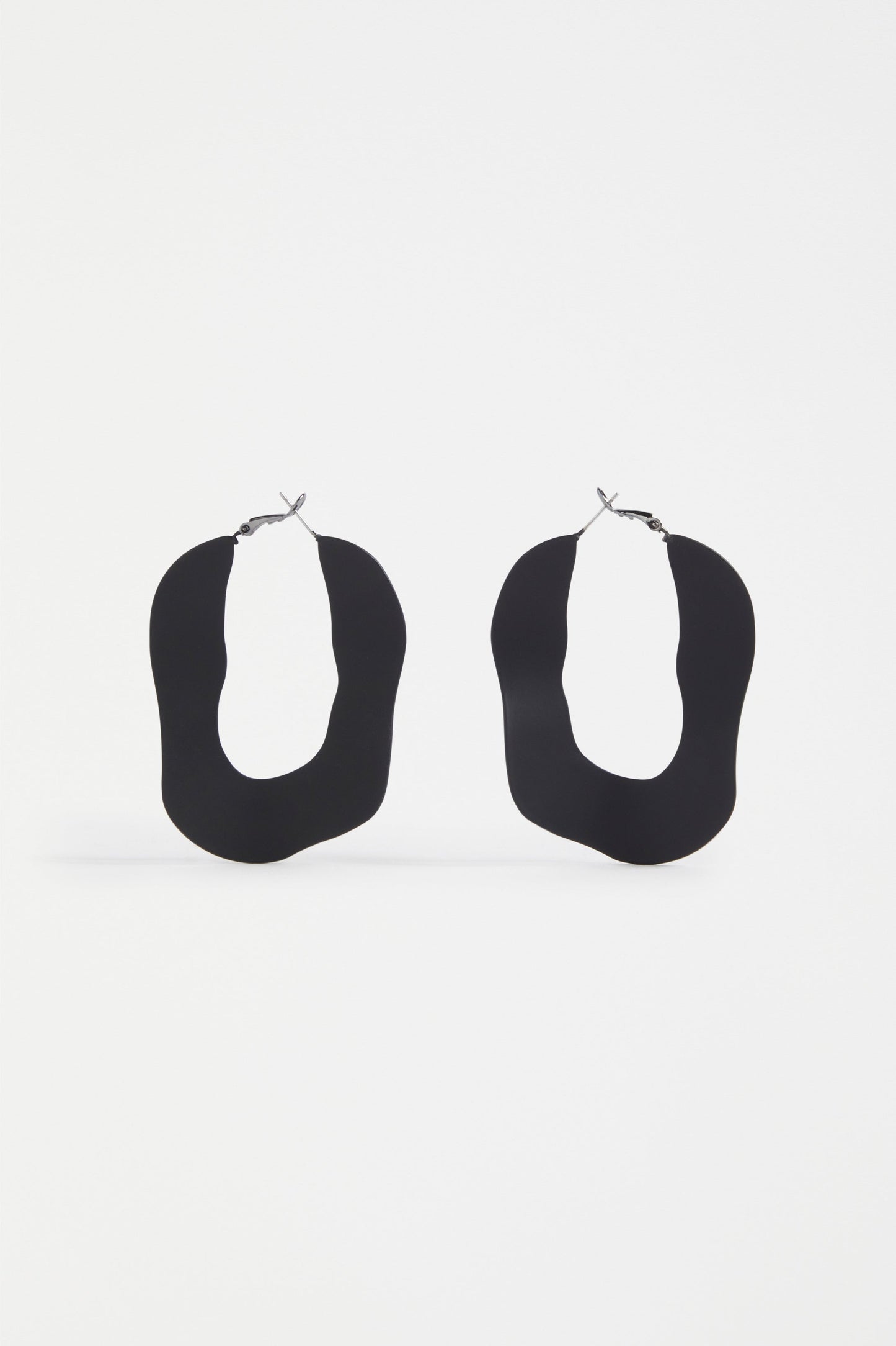 Yara Coloured Rubberised Organic Shaped Hoop Earring | BLACK