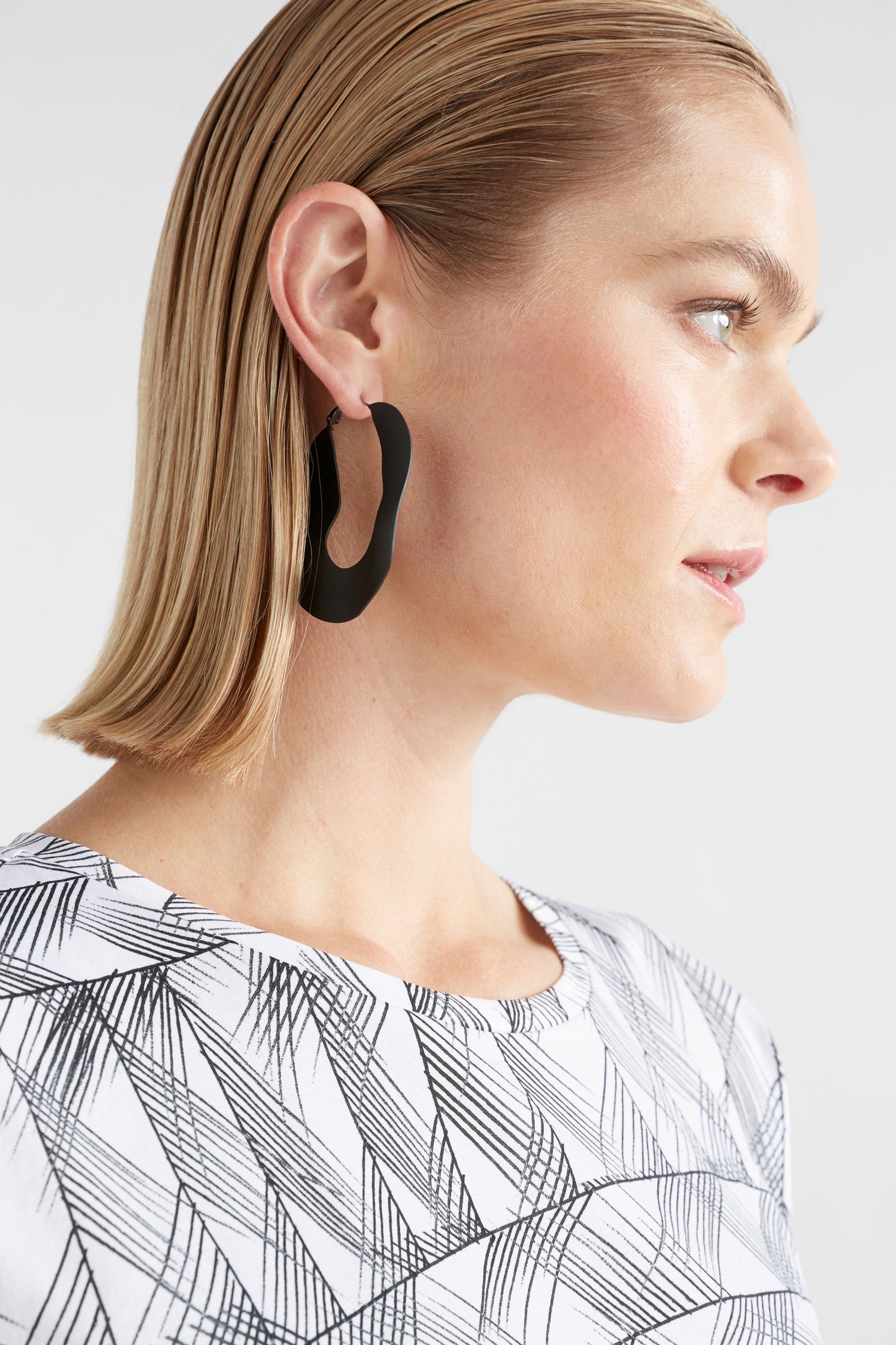 Yara Coloured Rubberised Organic Shaped Hoop Earring Model | MULBERRY