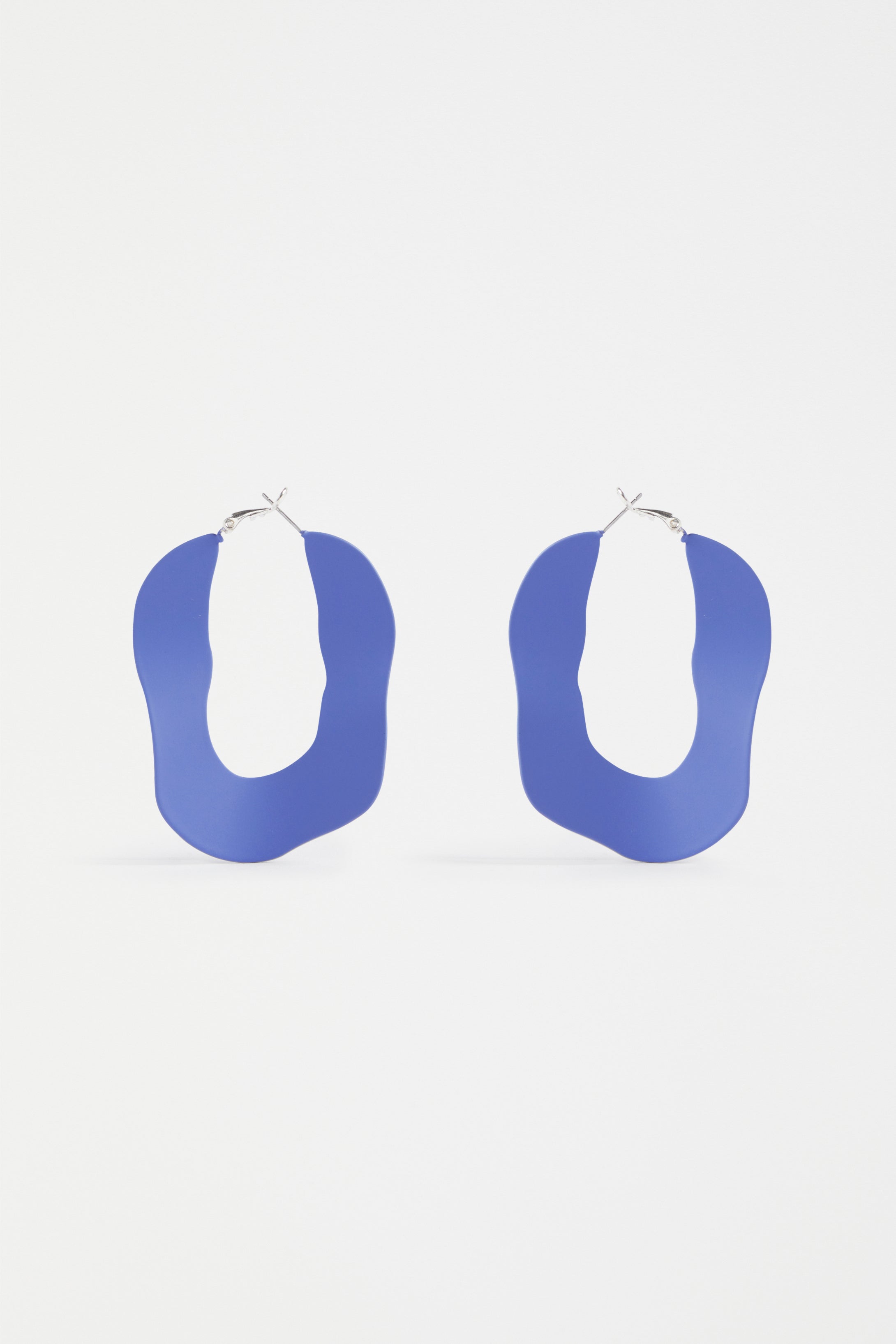 Yara Coloured Rubberised Organic Shaped Hoop Earring | CORNFLOWER