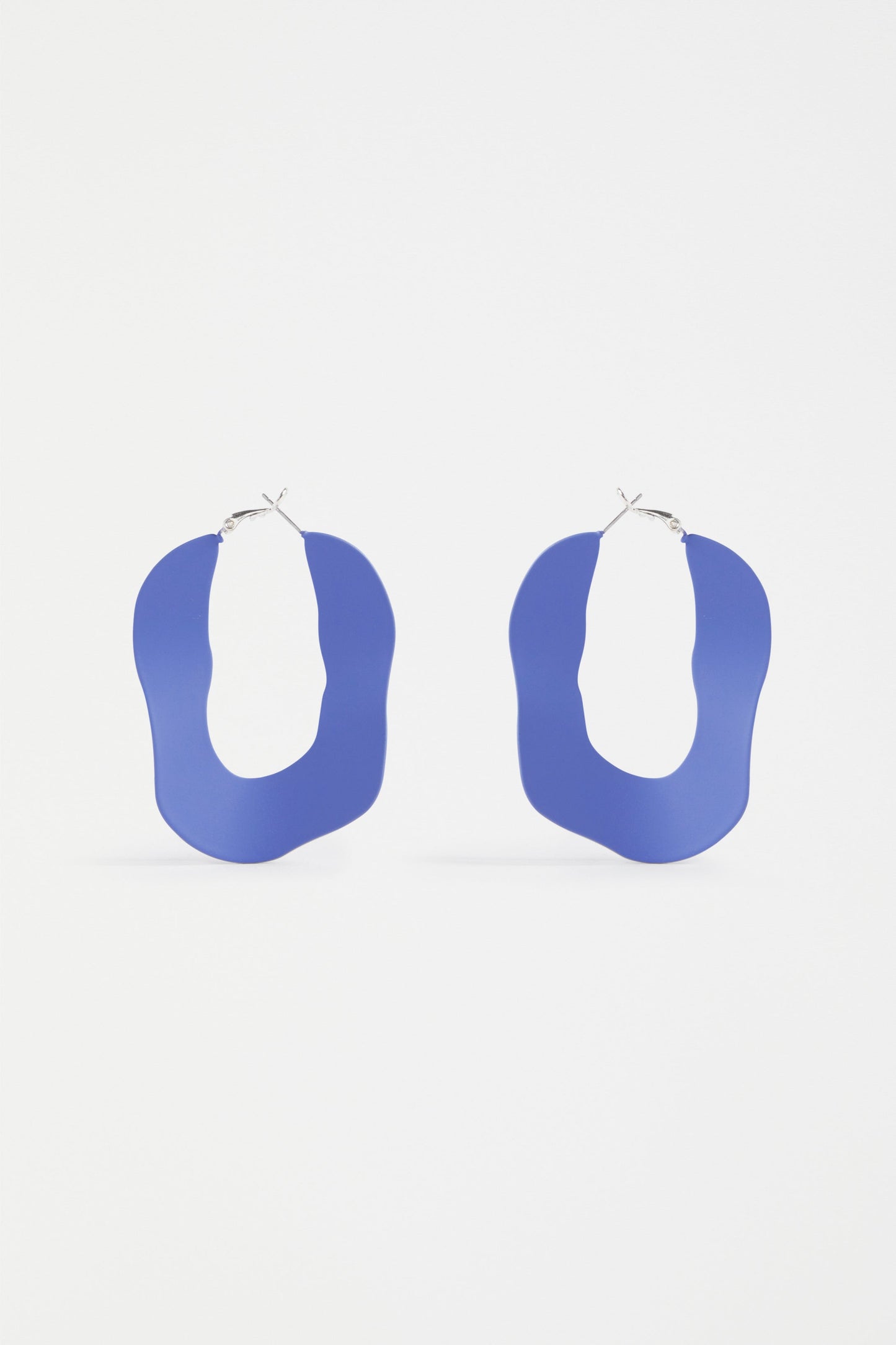 Yara Coloured Rubberised Organic Shaped Hoop Earring | CORNFLOWER