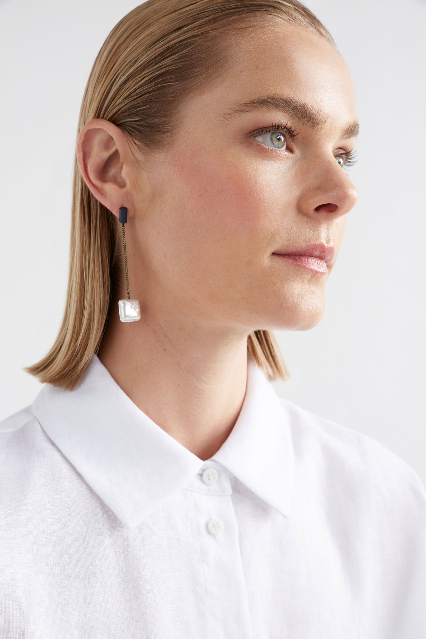 Sota Fine Chain and Pearl Drop Earring Model | SPACE BLUE