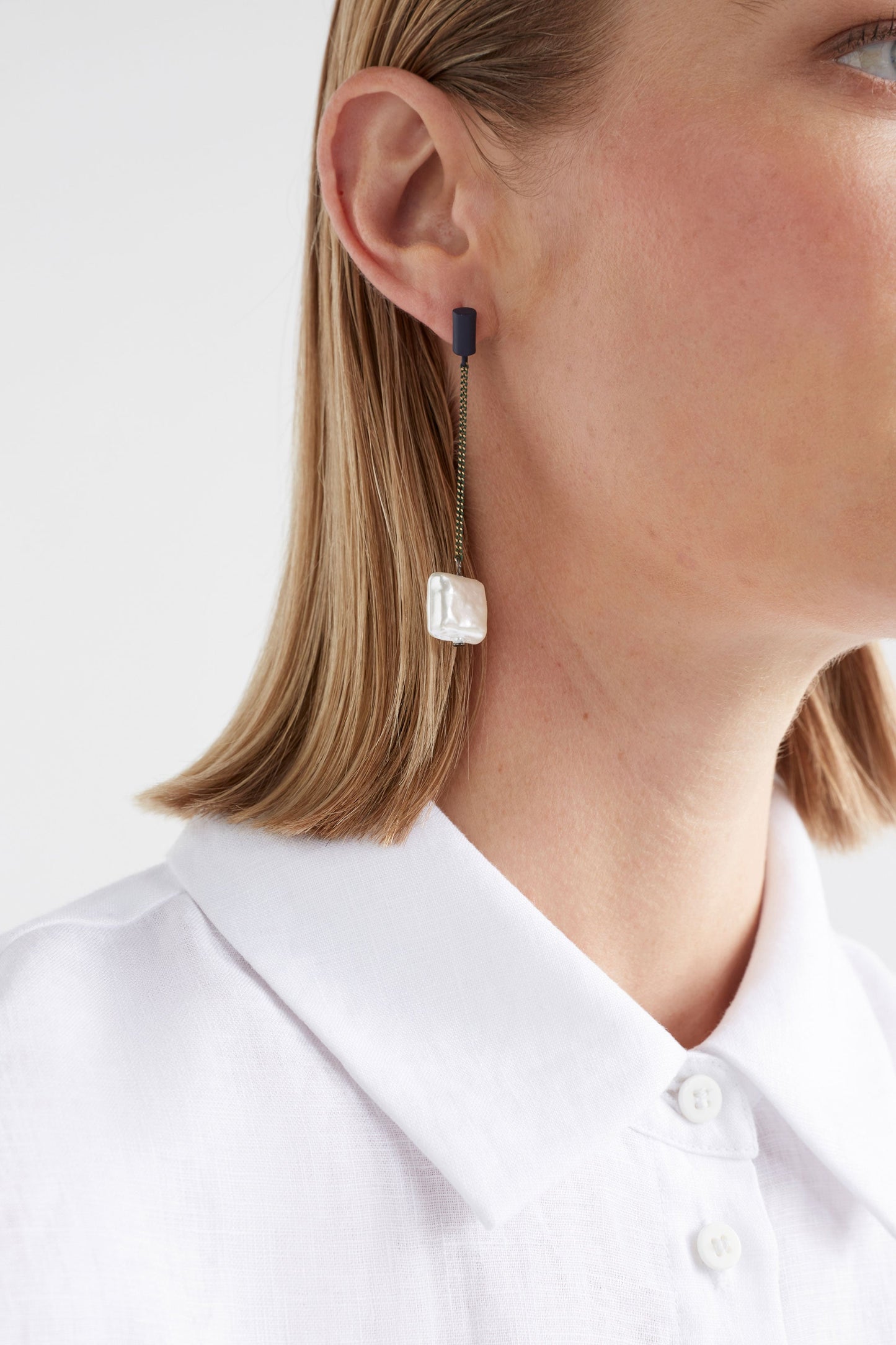 Sota Fine Chain and Pearl Drop Earring Model detail | SPACE BLUE