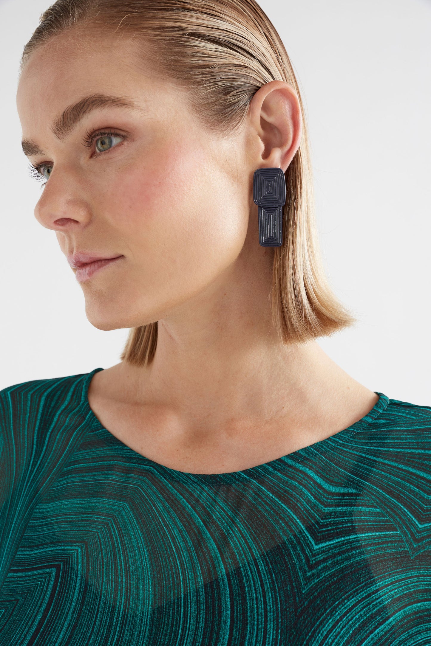 Kavia Drop Pattern Coloured Earring Model
 | BRIGHT NAVY