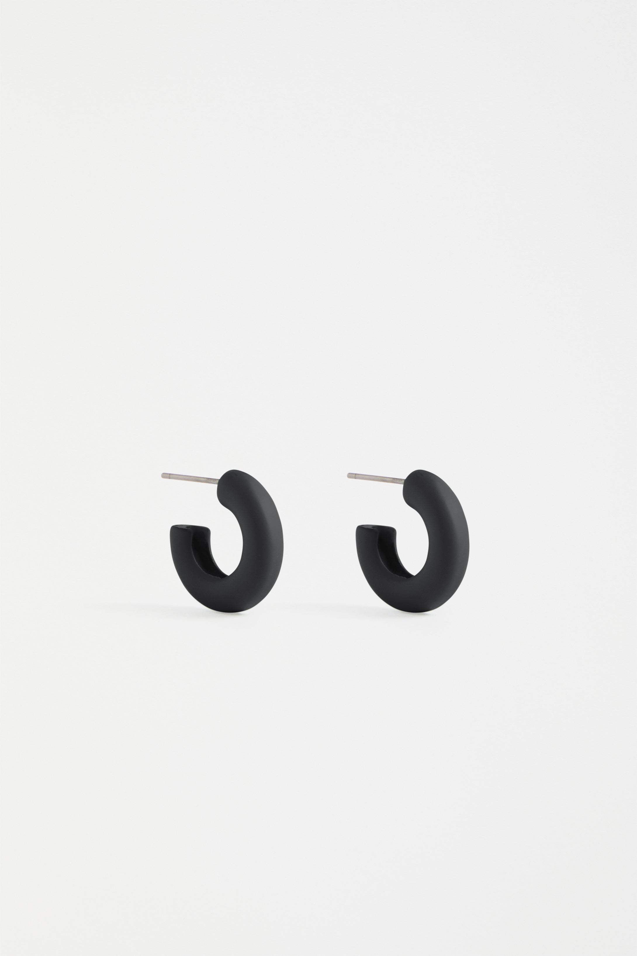 Minn Small Rubberised Coloured Hoop Earring | BLACK