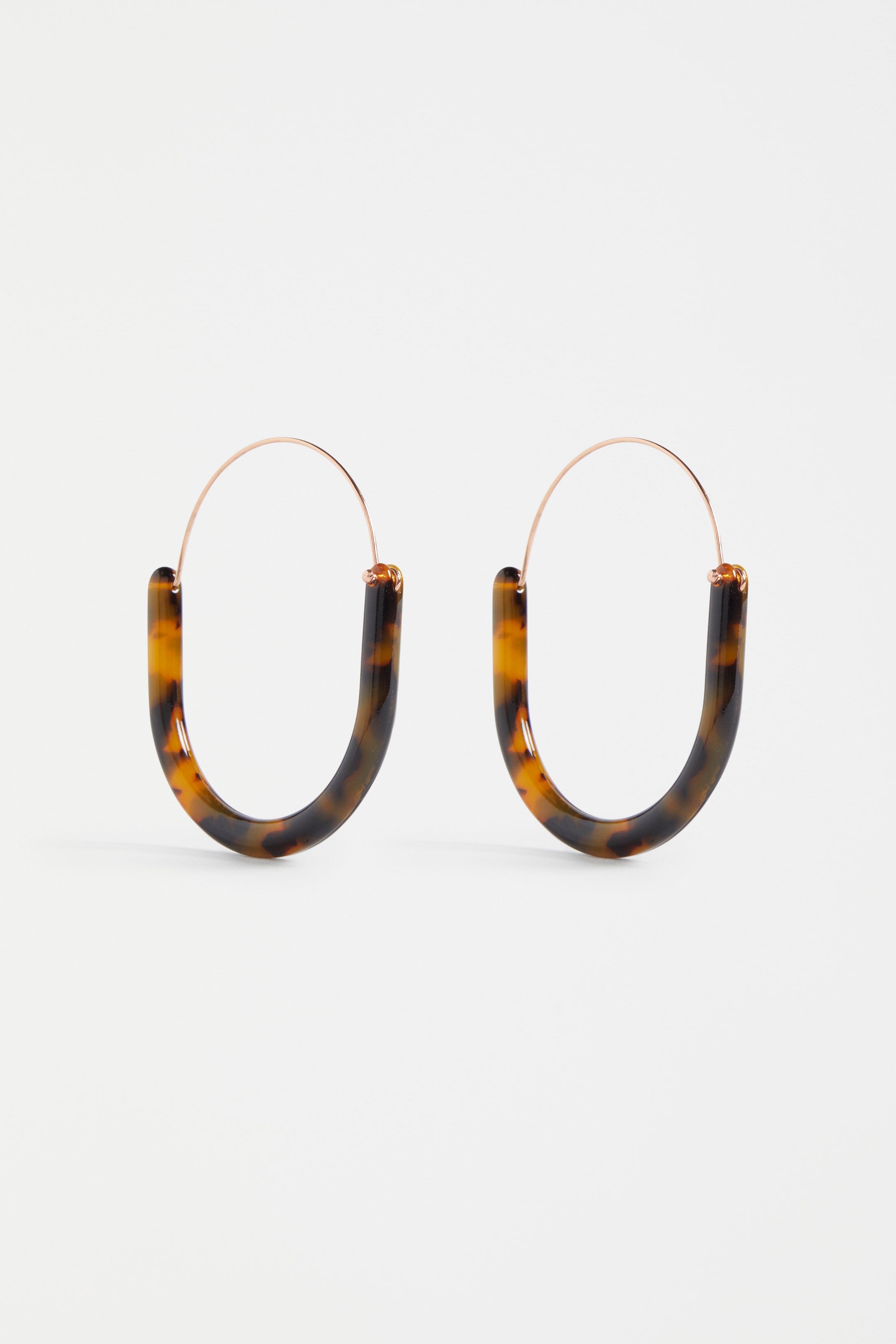 Aki Resin and Metal Oval Hoop Earring | TORTOISE SHELL