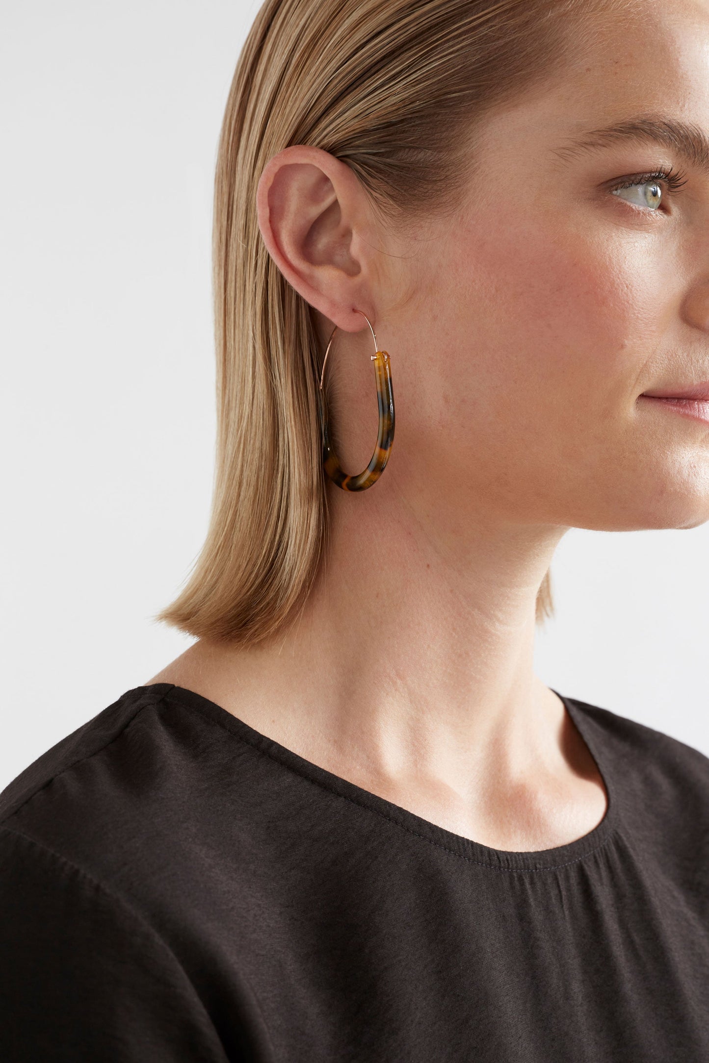 Aki Resin and Metal Oval Hoop Earring model | TORTOISE SHELL