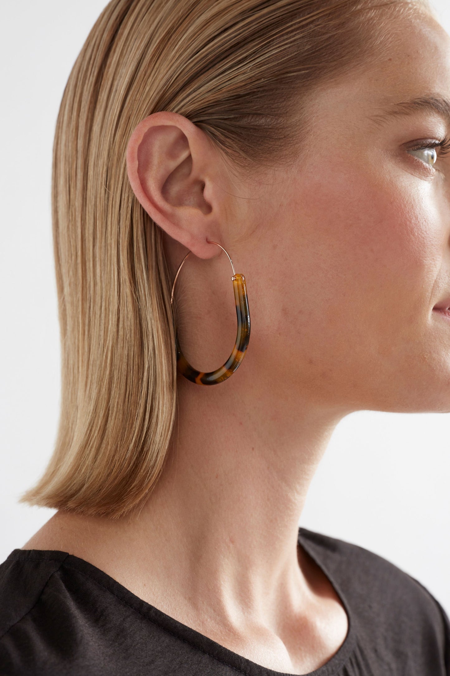 Aki Resin and Metal Oval Hoop Earring model crop | TORTOISE SHELL