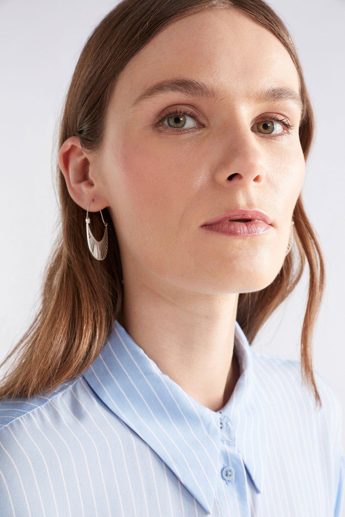 Solsken Small Oblong Sunray Cut-out Hoop Earring Model | SILVER