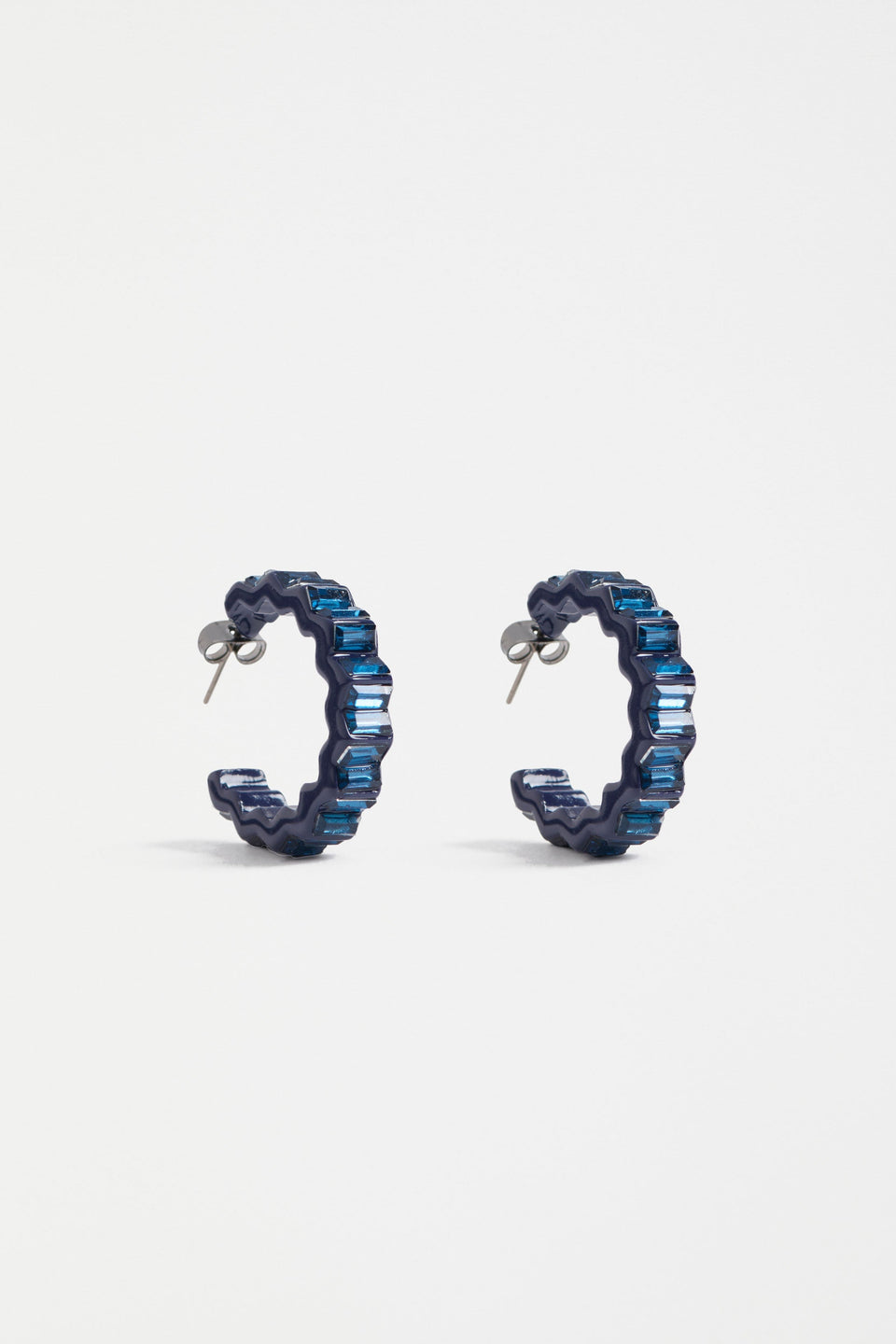 Jolle Mid Sized Zig Zag Coloured Enamel and Glassed Patterned Hoop Earring | BRIGHT NAVY