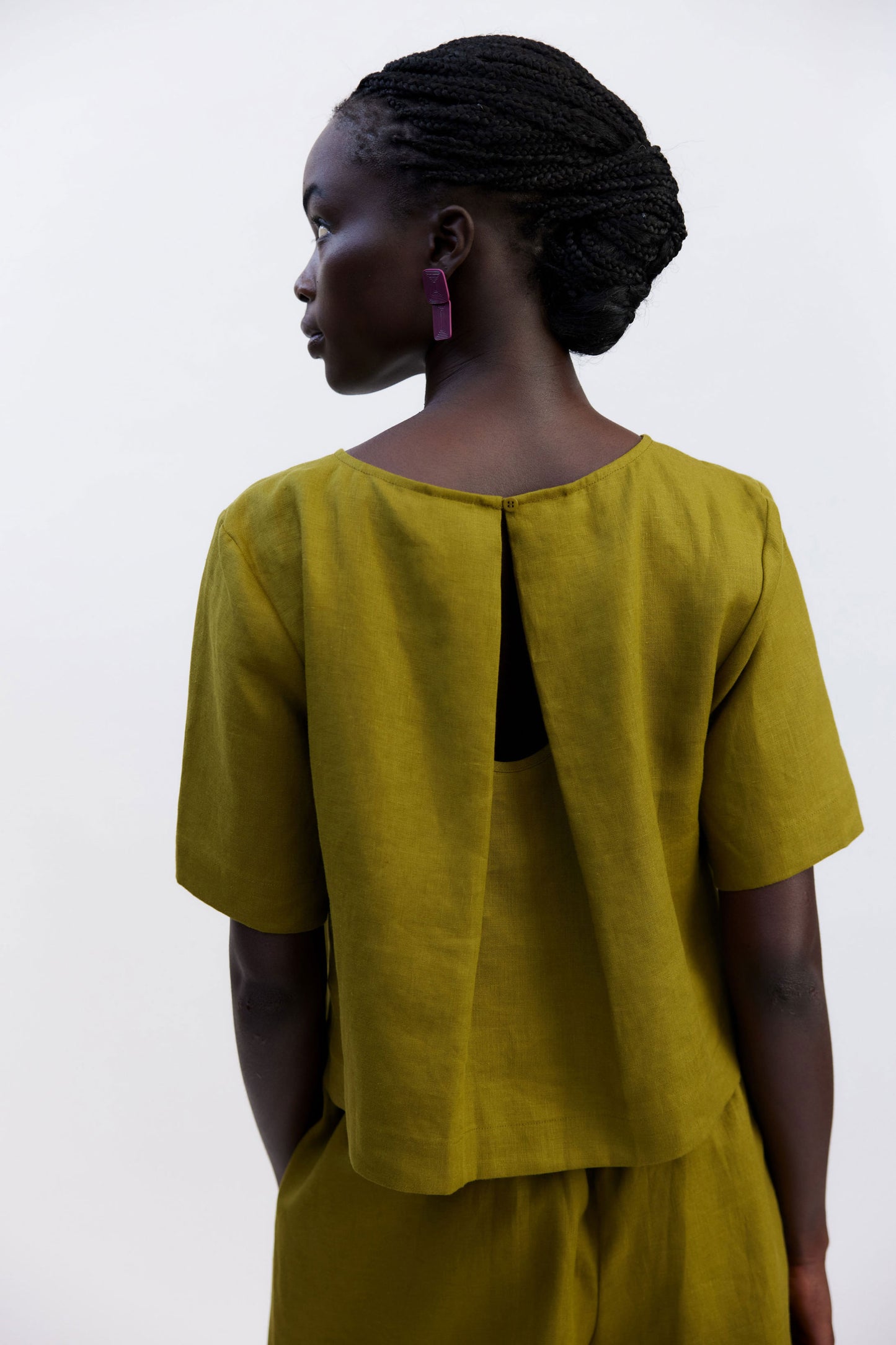 Honnor Linen Cropped Pleat Back Feature Top Model Campaign | ARTICHOKE