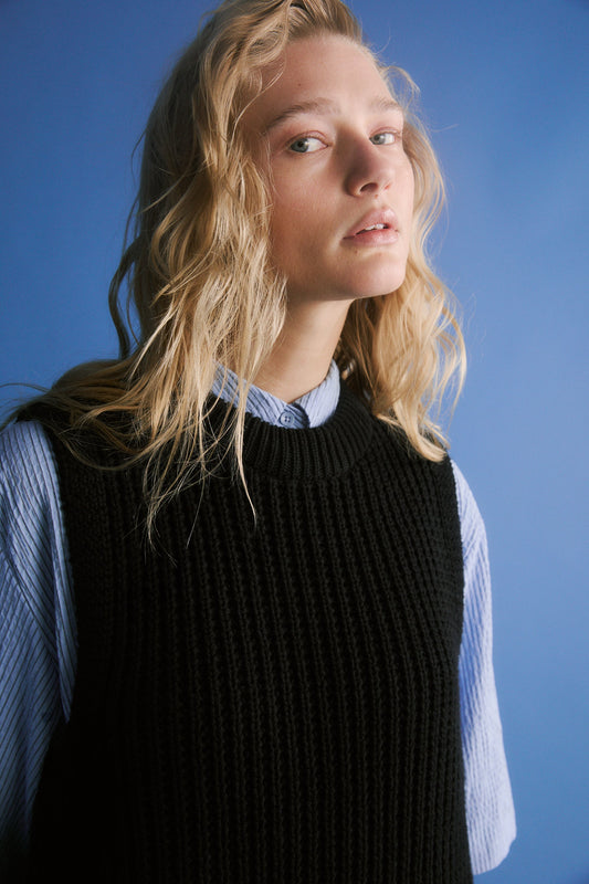 Arp Vest Campaign Front Model | BLACK