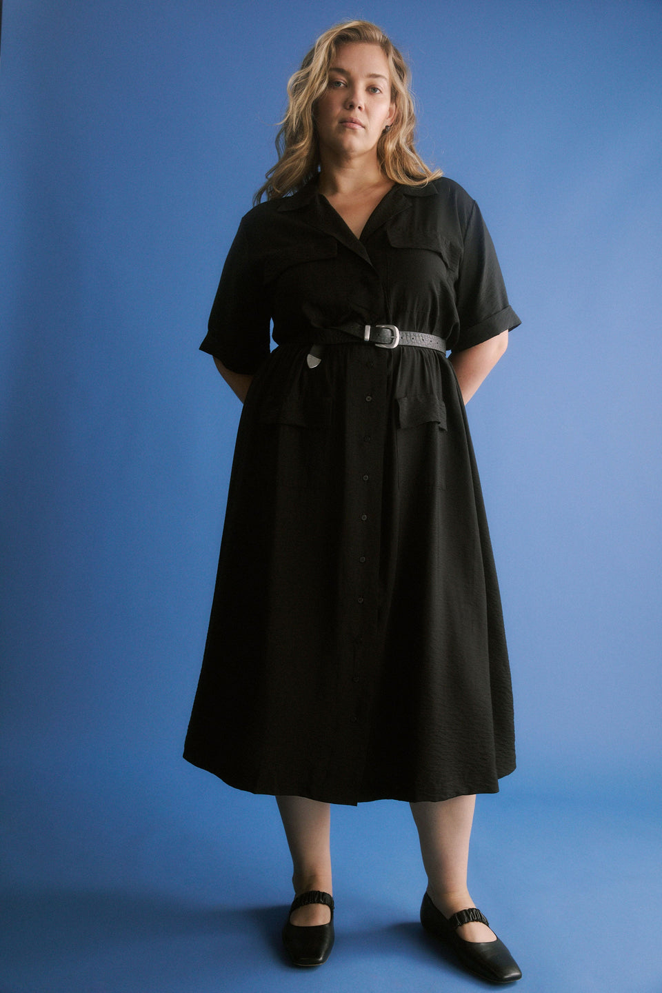 Eine Textured Viscose Patch Pocket Short Sleeve Midi Shirt Dress Curve Model Front | BLACK