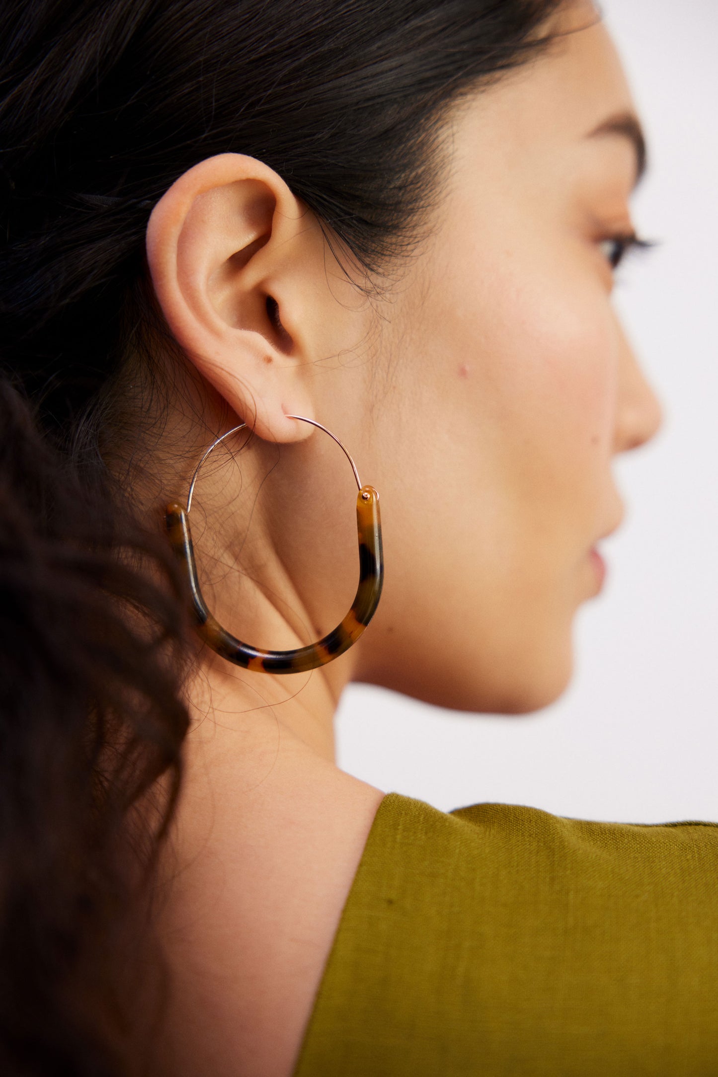 Aki Resin and Metal Oval Hoop Earring campaign model crop | TORTOISE SHELL