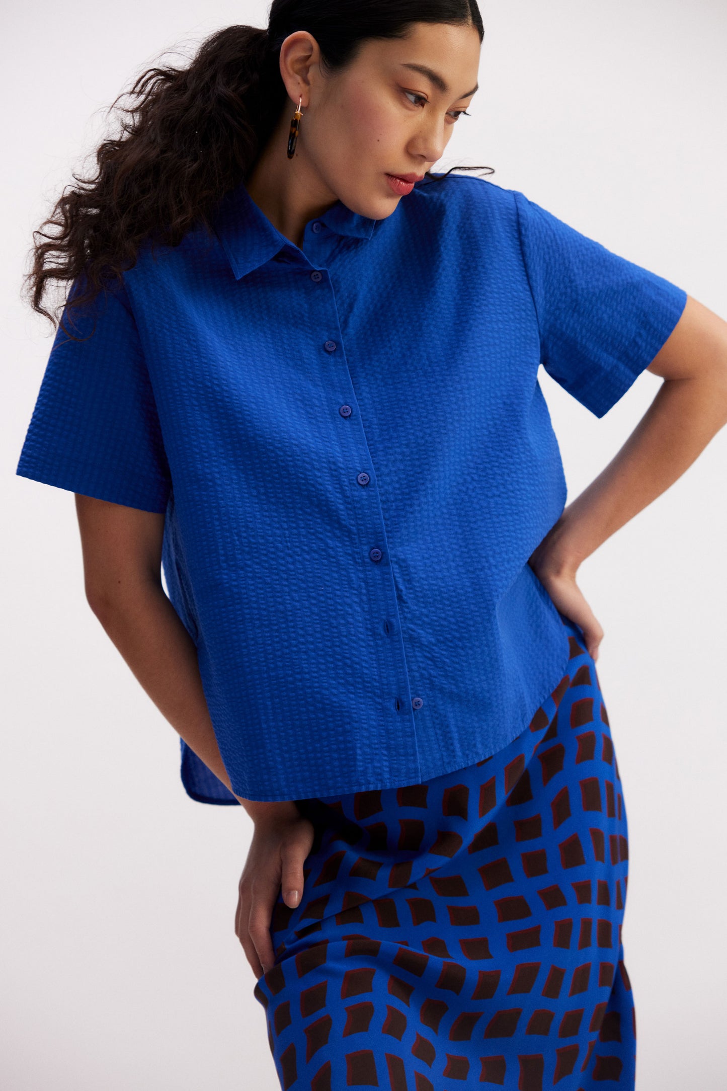 Vaihe Organic Cotton Seersucker High-Low-Hem Short Sleeve Shirt Model Campaign | COBALT