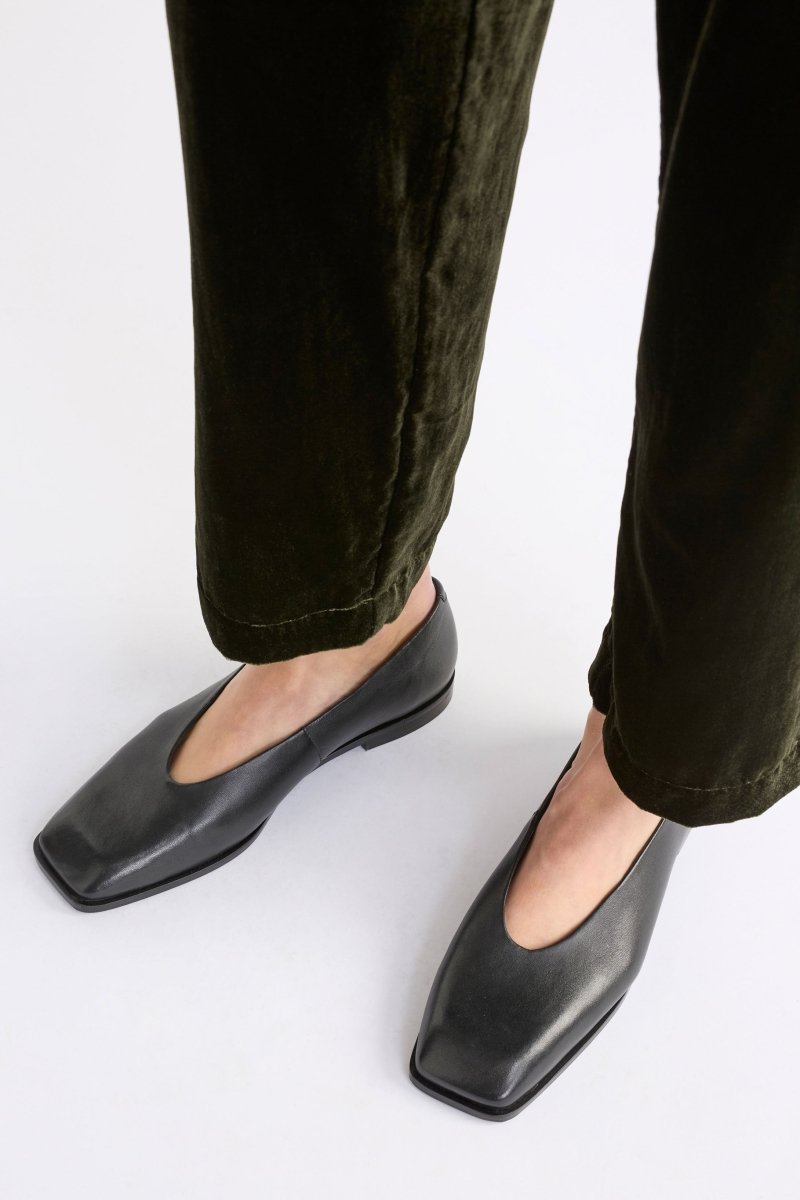 Feldde Square Toed Flat Shoe | BLACK