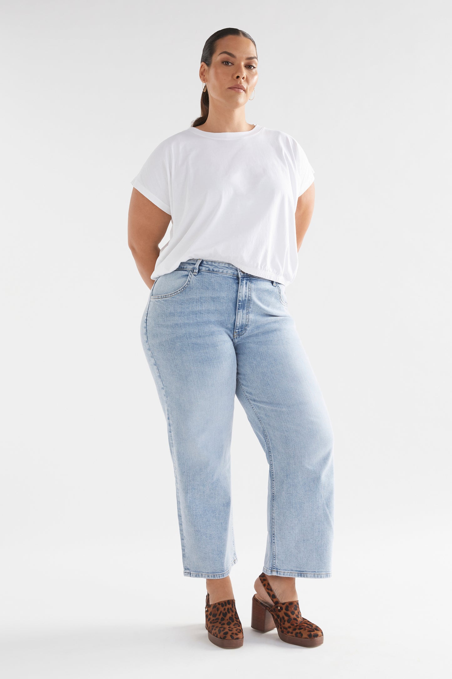 Ven Light Wash Mid Rise Regular Fit Jean Model Front Full Body Curve | LIGHT WASH