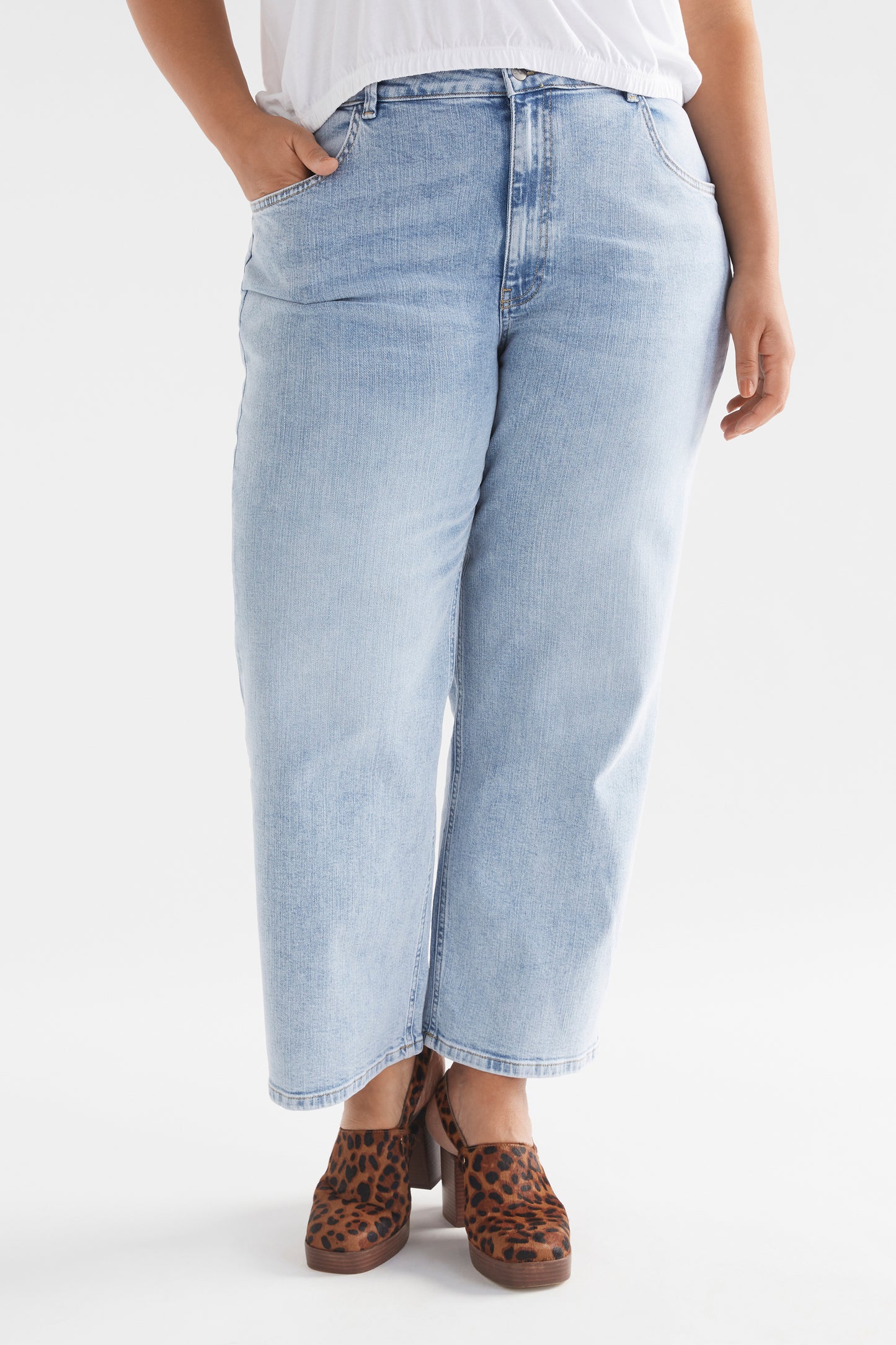 Ven Light Wash Mid Rise Regular Fit Jean Model Front Curve | LIGHT WASH