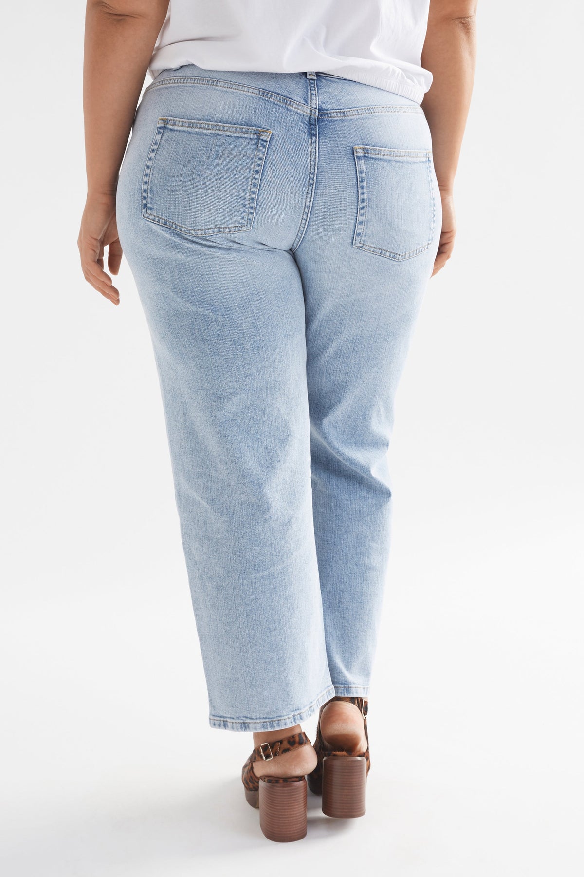 Ven Light Wash Mid Rise Regular Fit Jean Model Back Curve | LIGHT WASH