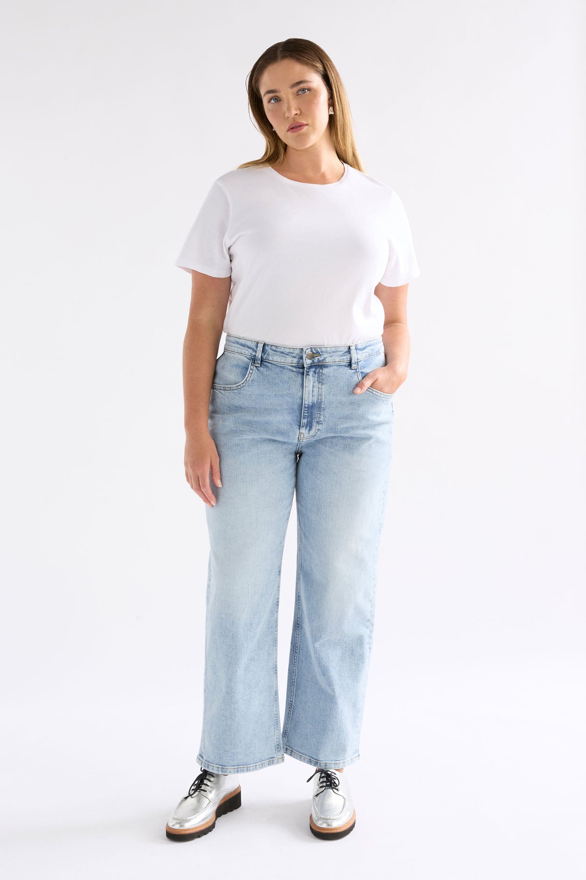 Ven Light Wash Mid Rise Regular Fit Jean Model Front Full Body Chanel | LIGHT WASH