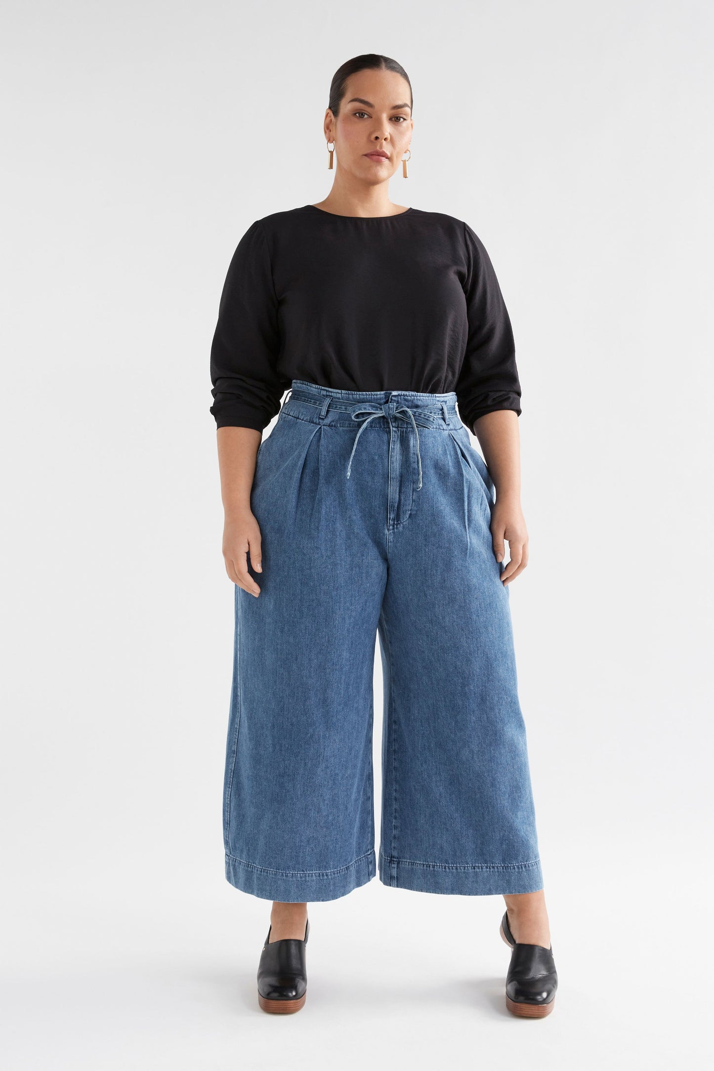 Arbet High Waisted Wide Leg Paper Bag Waist Jean Front Curve | CHAMBRAY BLUE