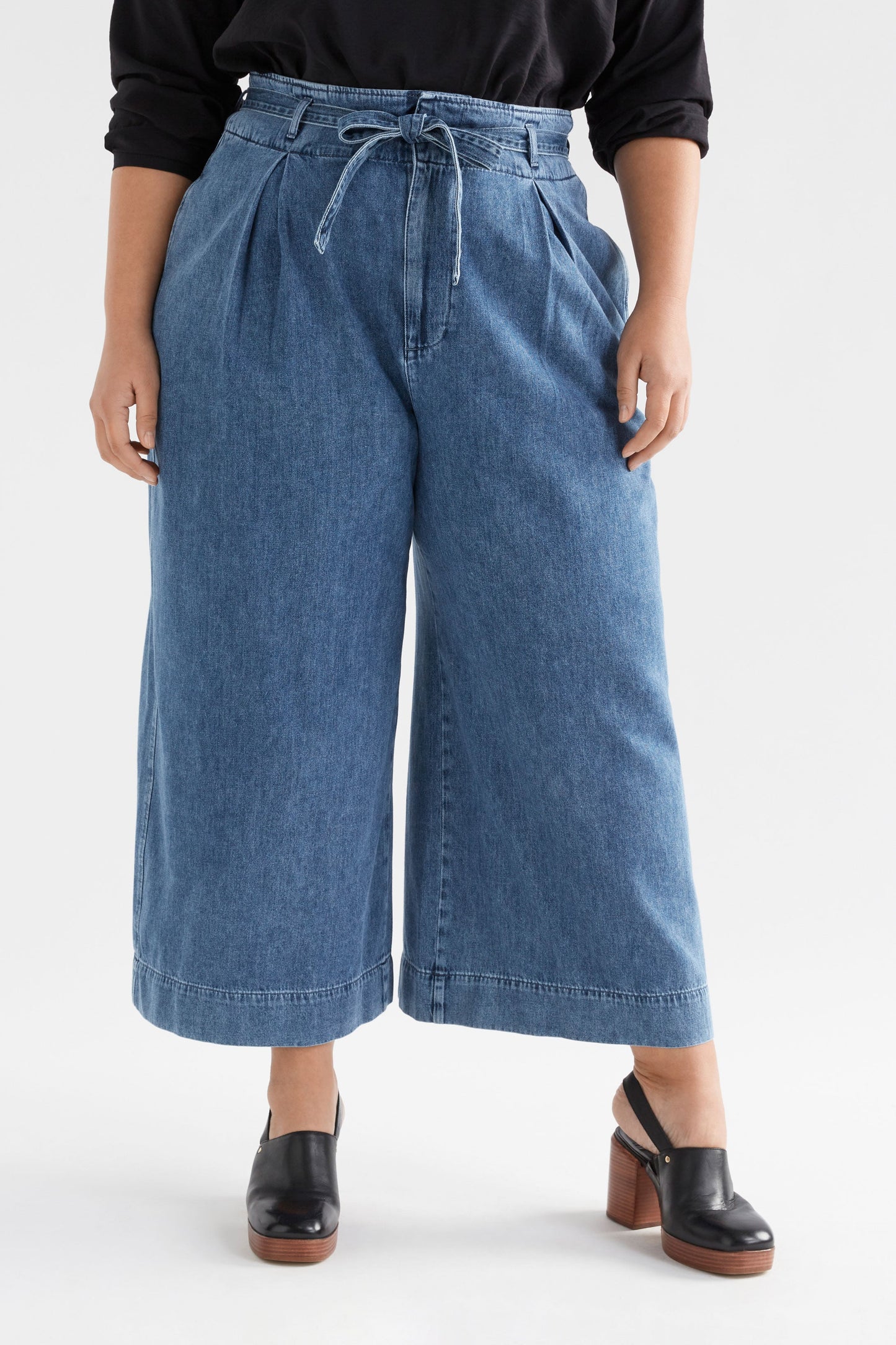 Arbet High Waisted Wide Leg Paper Bag Waist Jean Front Curve Crop | CHAMBRAY BLUE