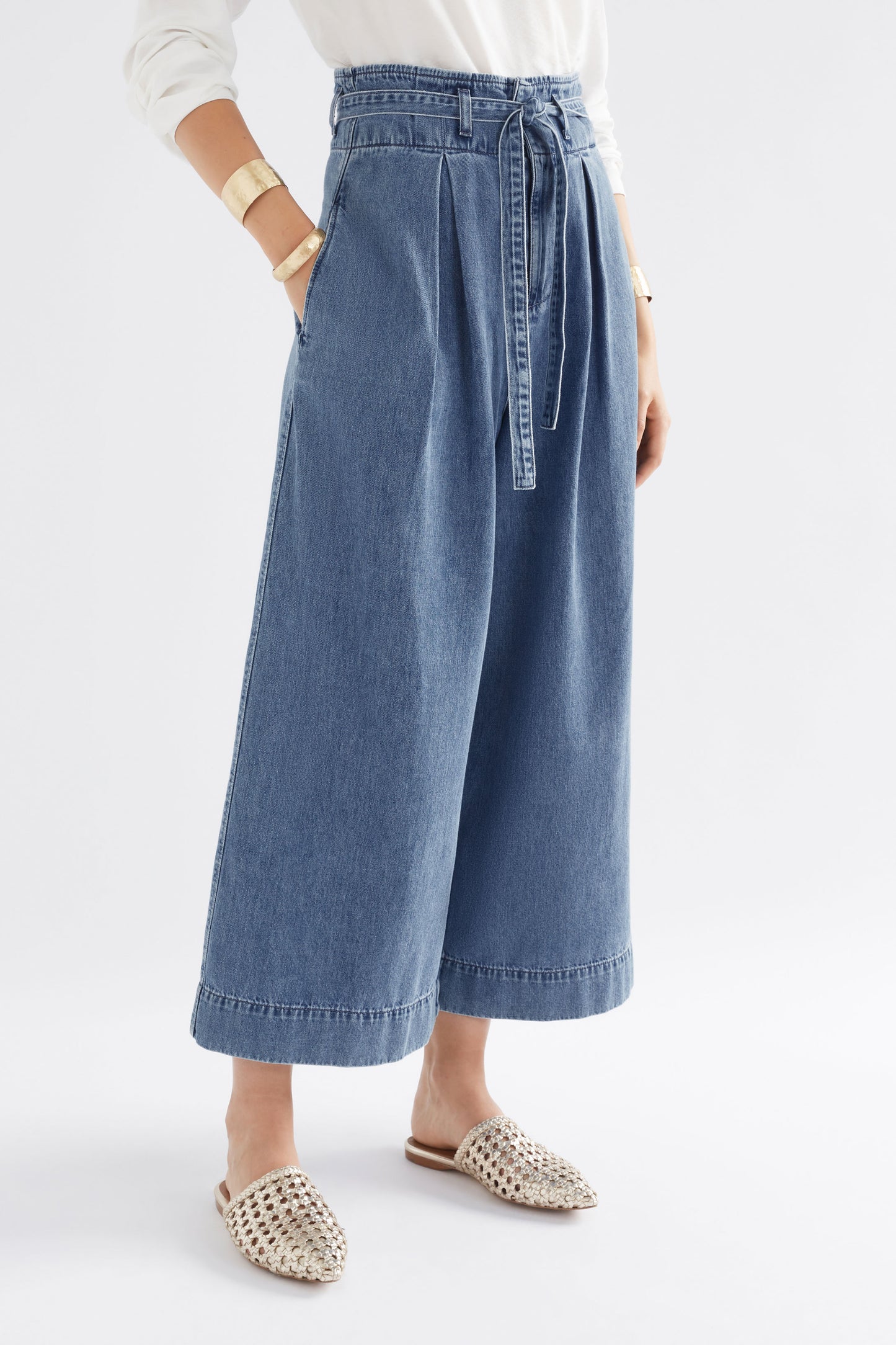 Arbet High Waisted Wide Leg Paper Bag Waist Jean Front Crop | CHAMBRAY BLUE