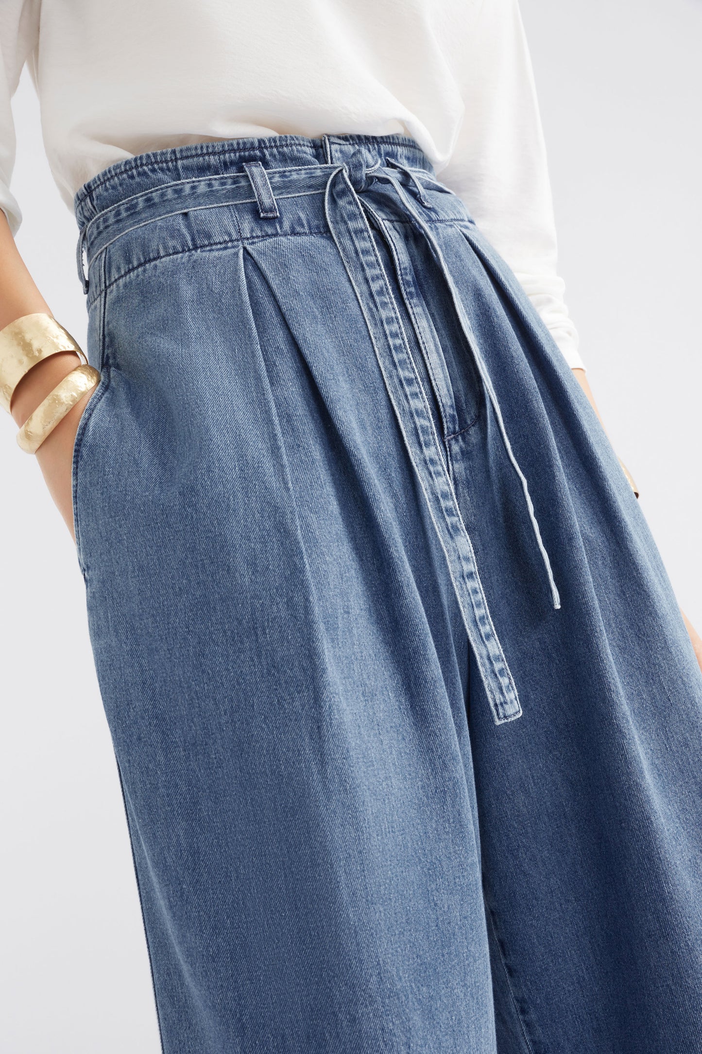 Arbet High Waisted Wide Leg Paper Bag Waist Jean Front Detail | CHAMBRAY BLUE