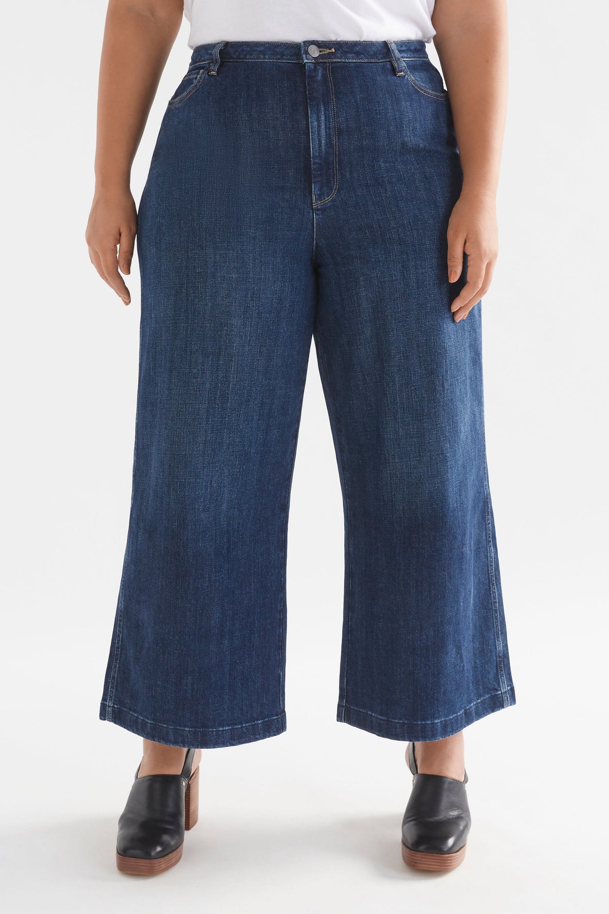 Tovi Regen Wide Leg Jean Model Front CURVE | DARK BLUE RINSE