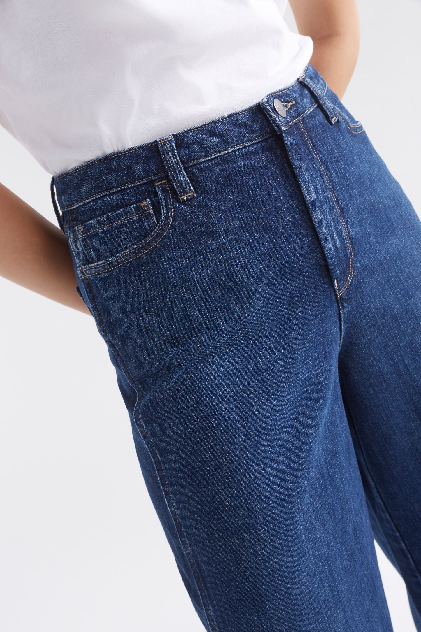 Tovi Regen Wide Leg Jean Model Detail | DARK BLUE RINSE