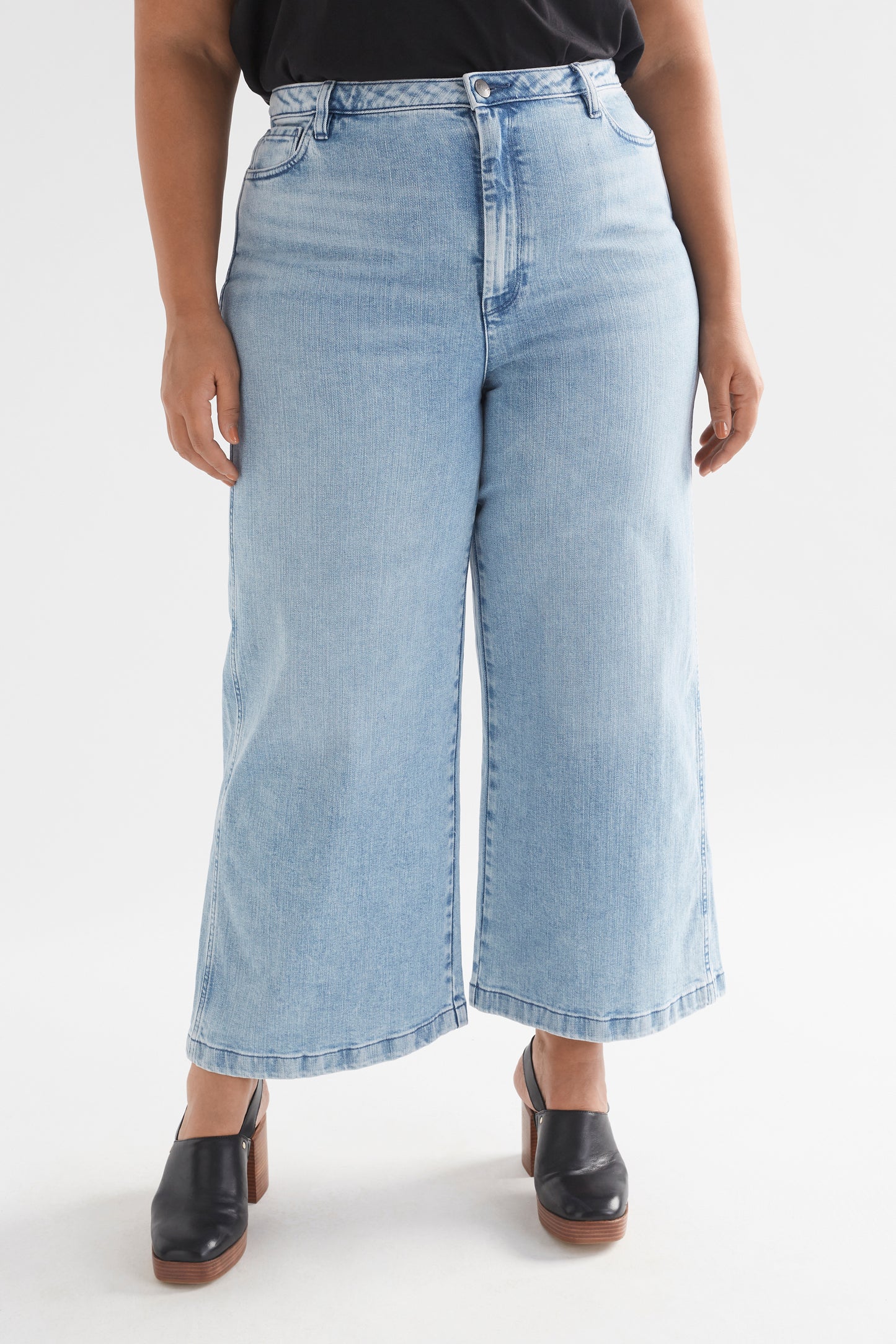 Tovi Regen Wide Leg Jean Model Front CURVE | VINTAGE BLUE