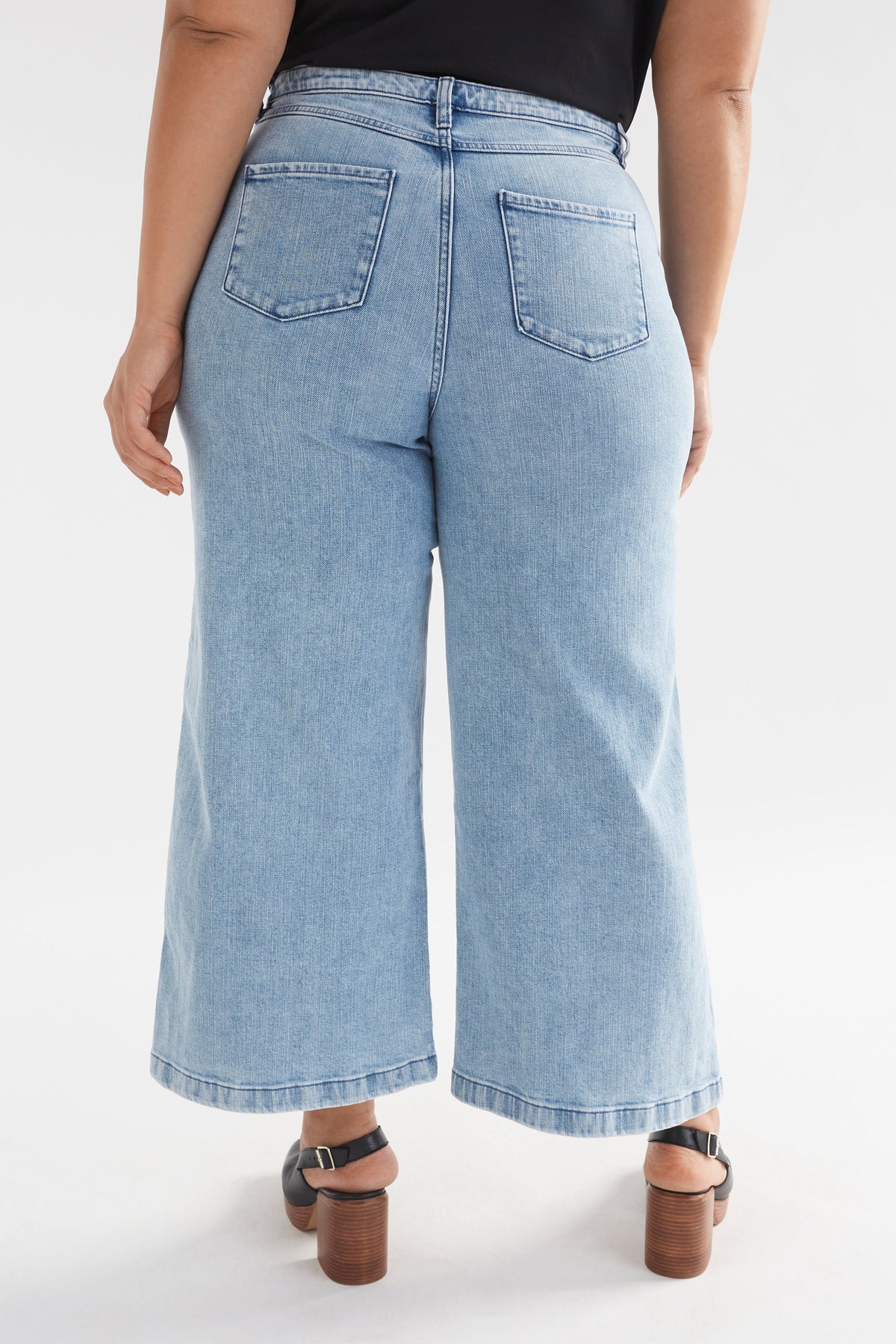 Tovi Regen Wide Leg Jean Model Back CURVE | VINTAGE BLUE