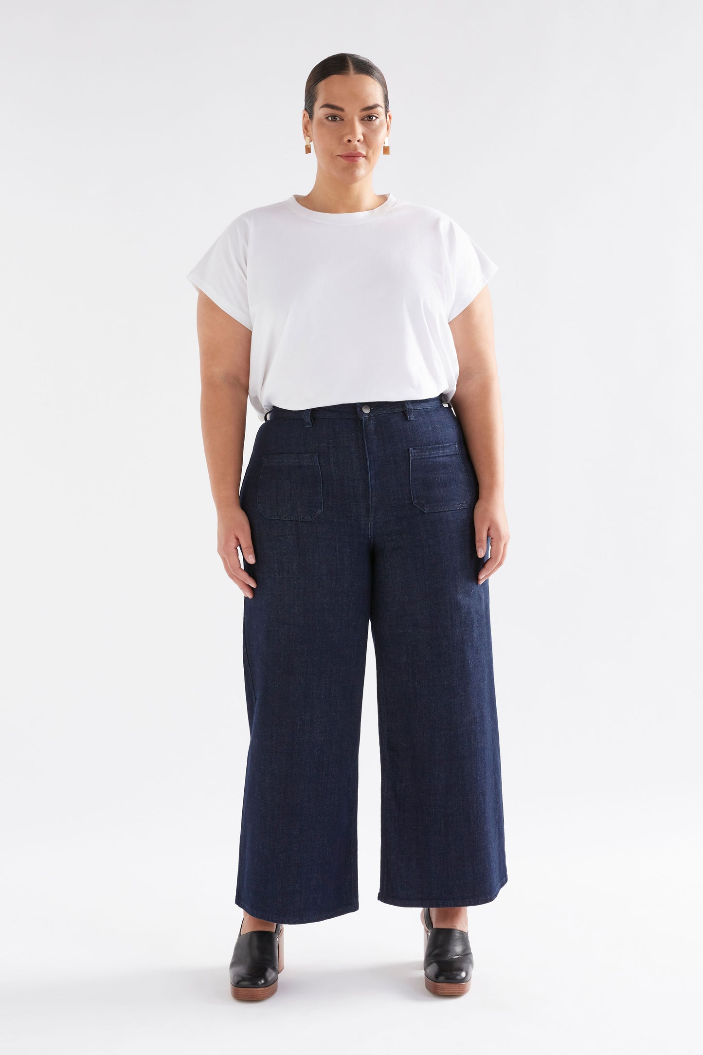 Sondern Flared Front Patch Pocket High Waisted Jean Model Front Full Body Curve | RINSE WASH