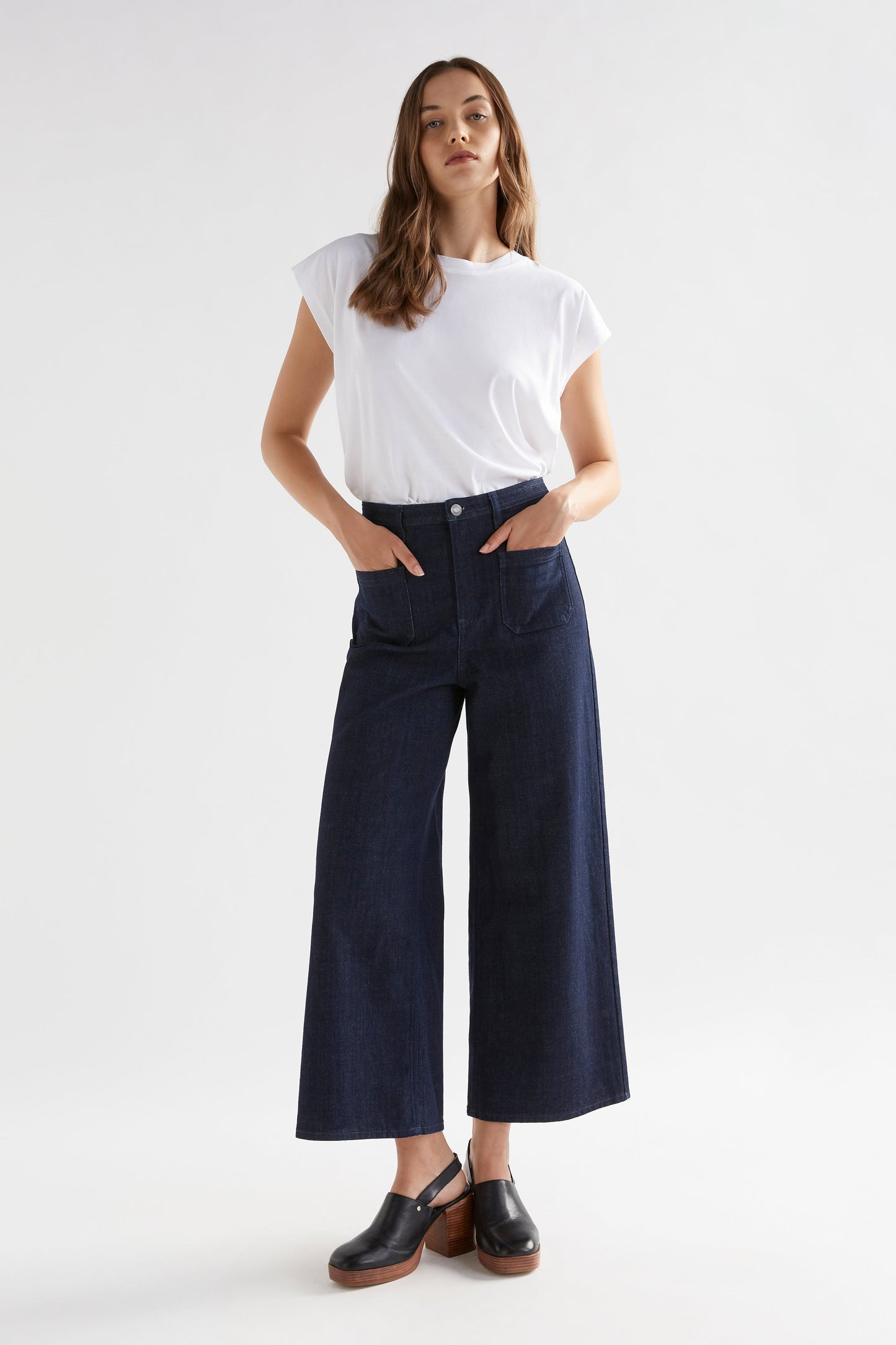 Sondern Flared Front Patch Pocket High Waisted Jean Model Front Full Body | RINSE WASH