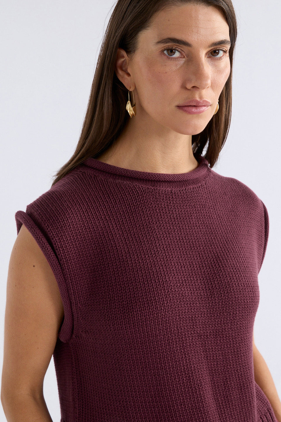 Lunel Organic Cotton Cap Sleeve Rolled Hem Cropped Vest Model detail | SHIRAZ
