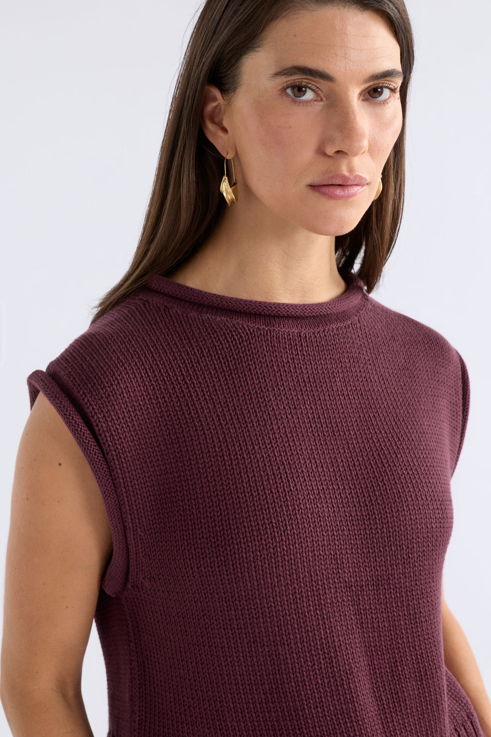 Lunel Organic Cotton Cap Sleeve Rolled Hem Cropped Vest Model detail | SHIRAZ