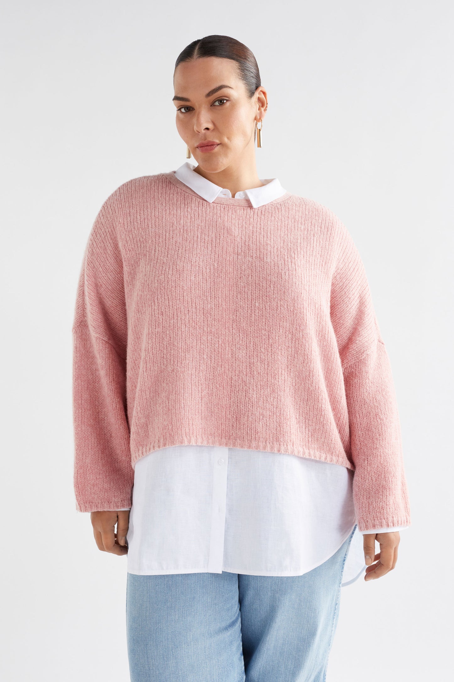 Agna Relaxed Box Fit Alpaca Yarn Knit Sweater Model Front curve | PINK SALT