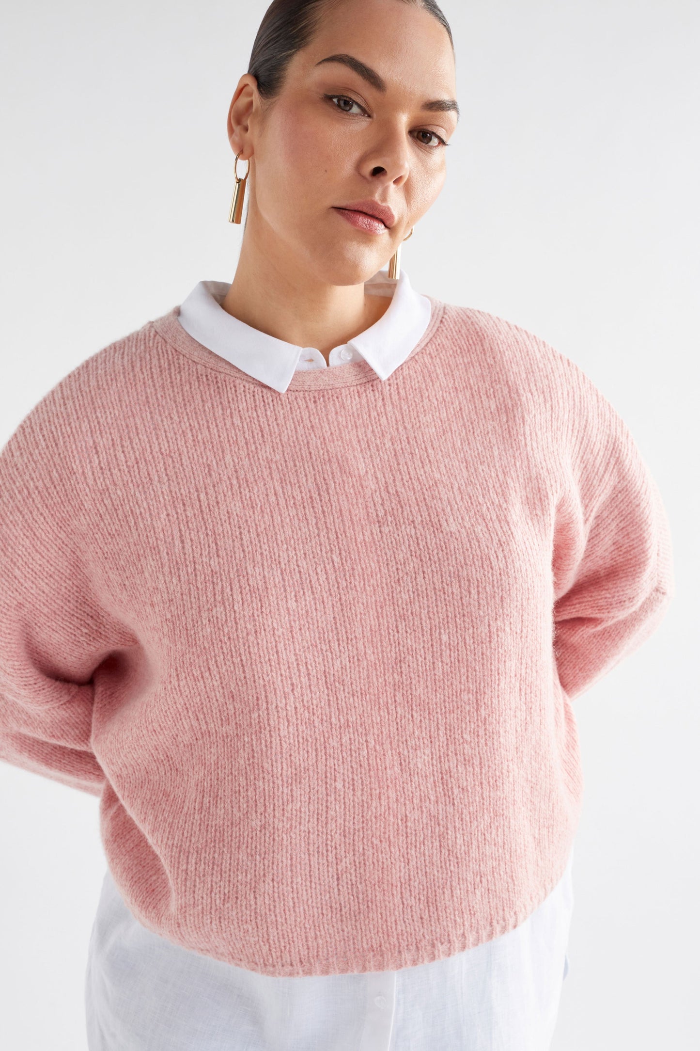 Agna Relaxed Box Fit Alpaca Yarn Knit Sweater Model Front curve detail | PINK SALT