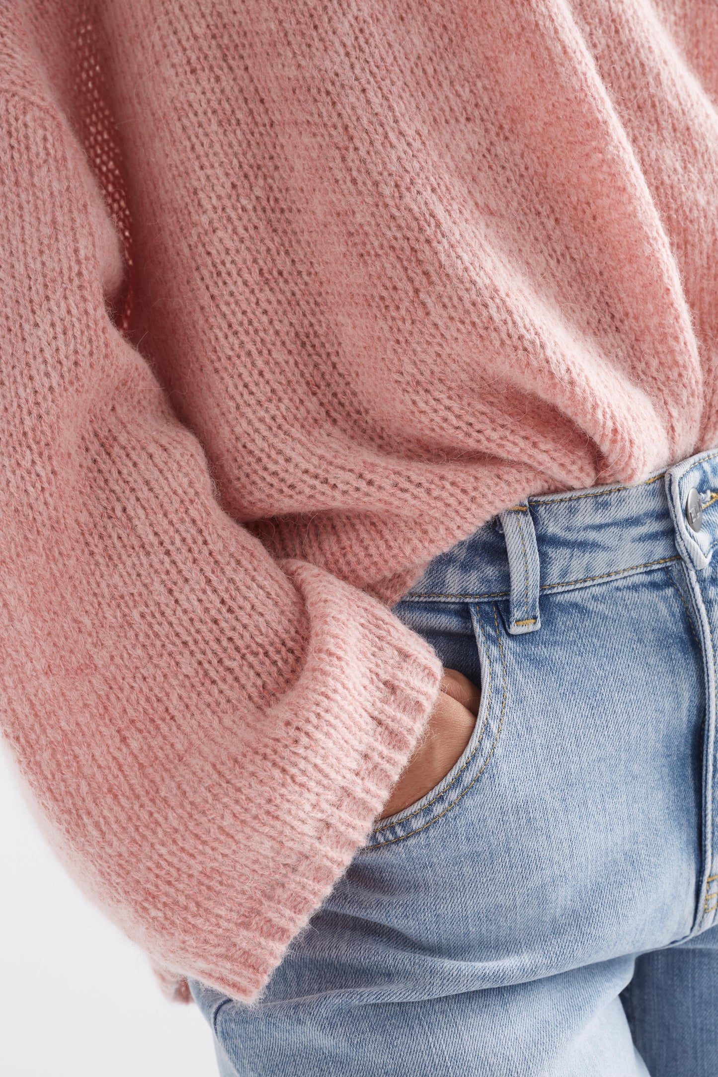 Agna Relaxed Box Fit Alpaca Yarn Knit Sweater Model Detail | PINK SALT