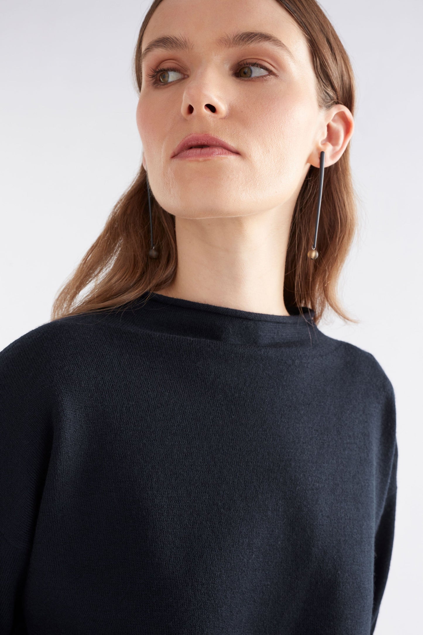 Pirata Cropped Lightweight Merino Funnel Neck Sweater Model Front detail | NEW NAVY