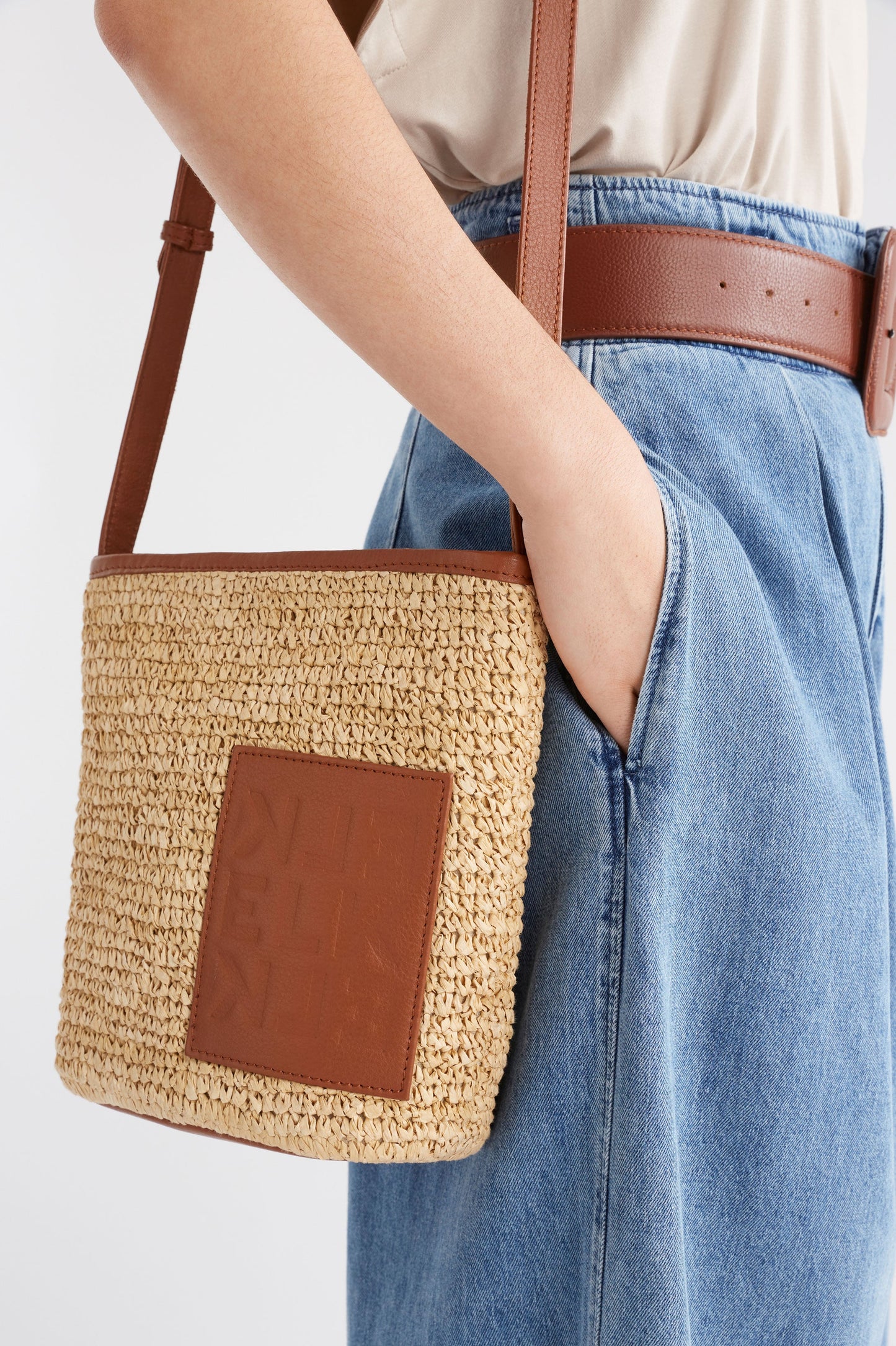 Korsa Raffia and Leather Zip Up Crossbody Medium Bag Model detail | NATURAL