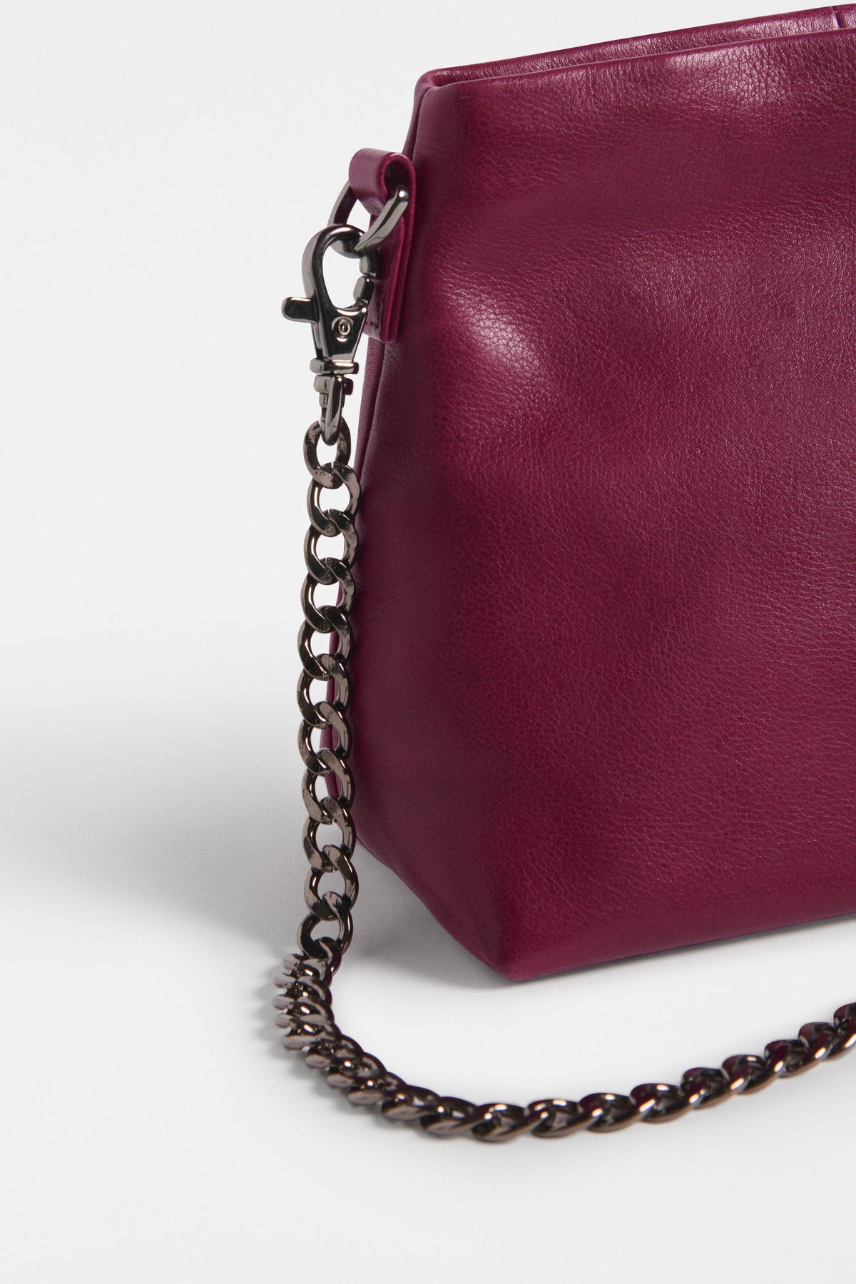 Dreii Mini Clutch Bag Flat Lay Close Up chain strap detail | BLACK