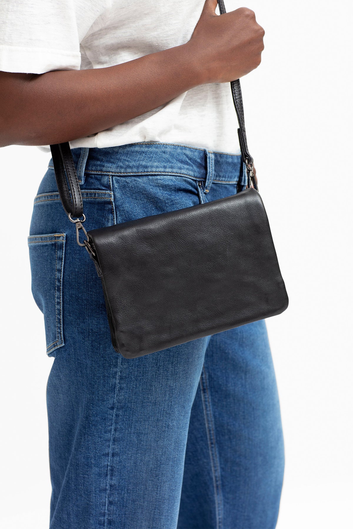 Innset Small Bag Front Model Close | CHOCOLATE