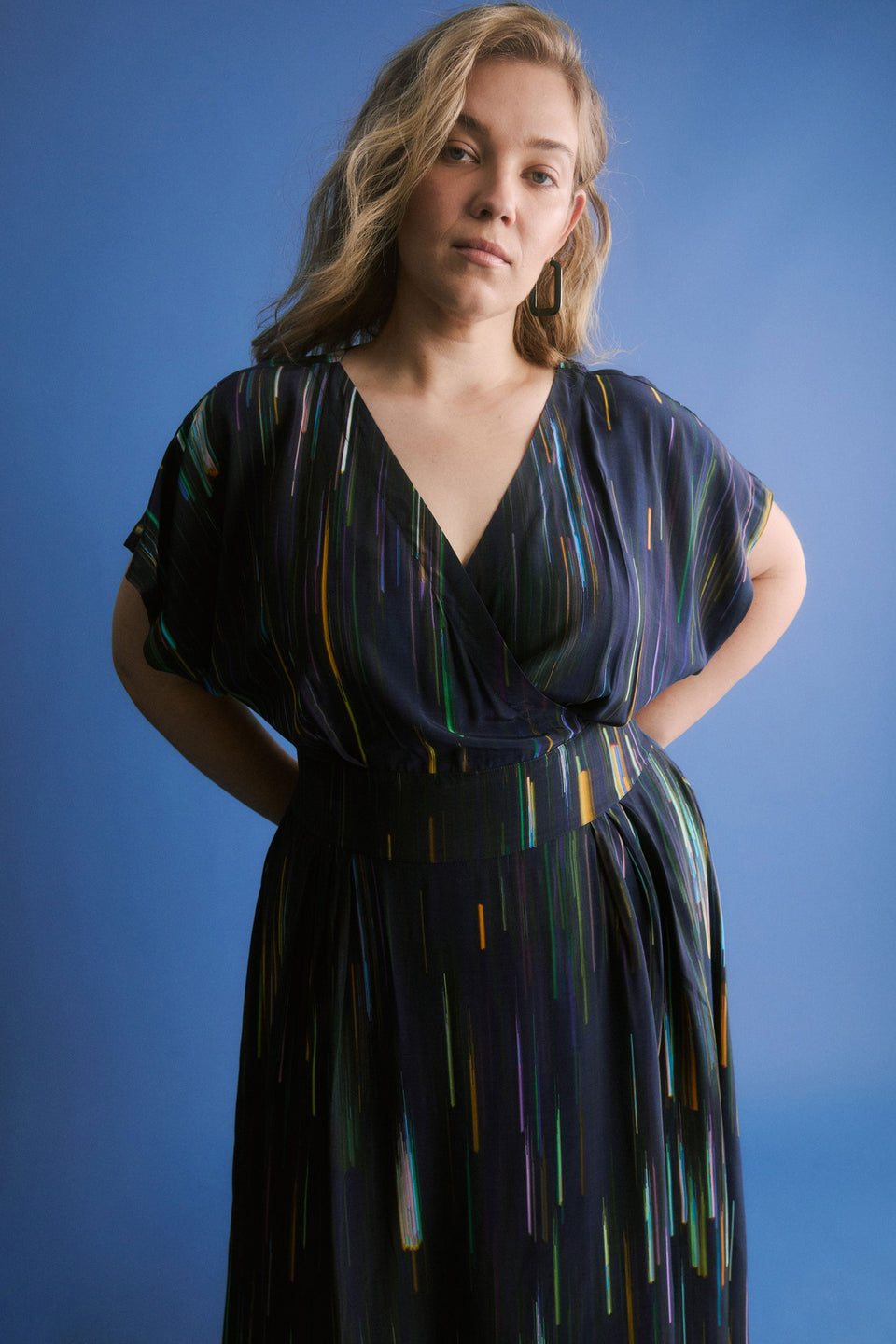 Kayra Print V-Neck Midi Dress Navy Curve campaign Model Front | ALINEA PRINT