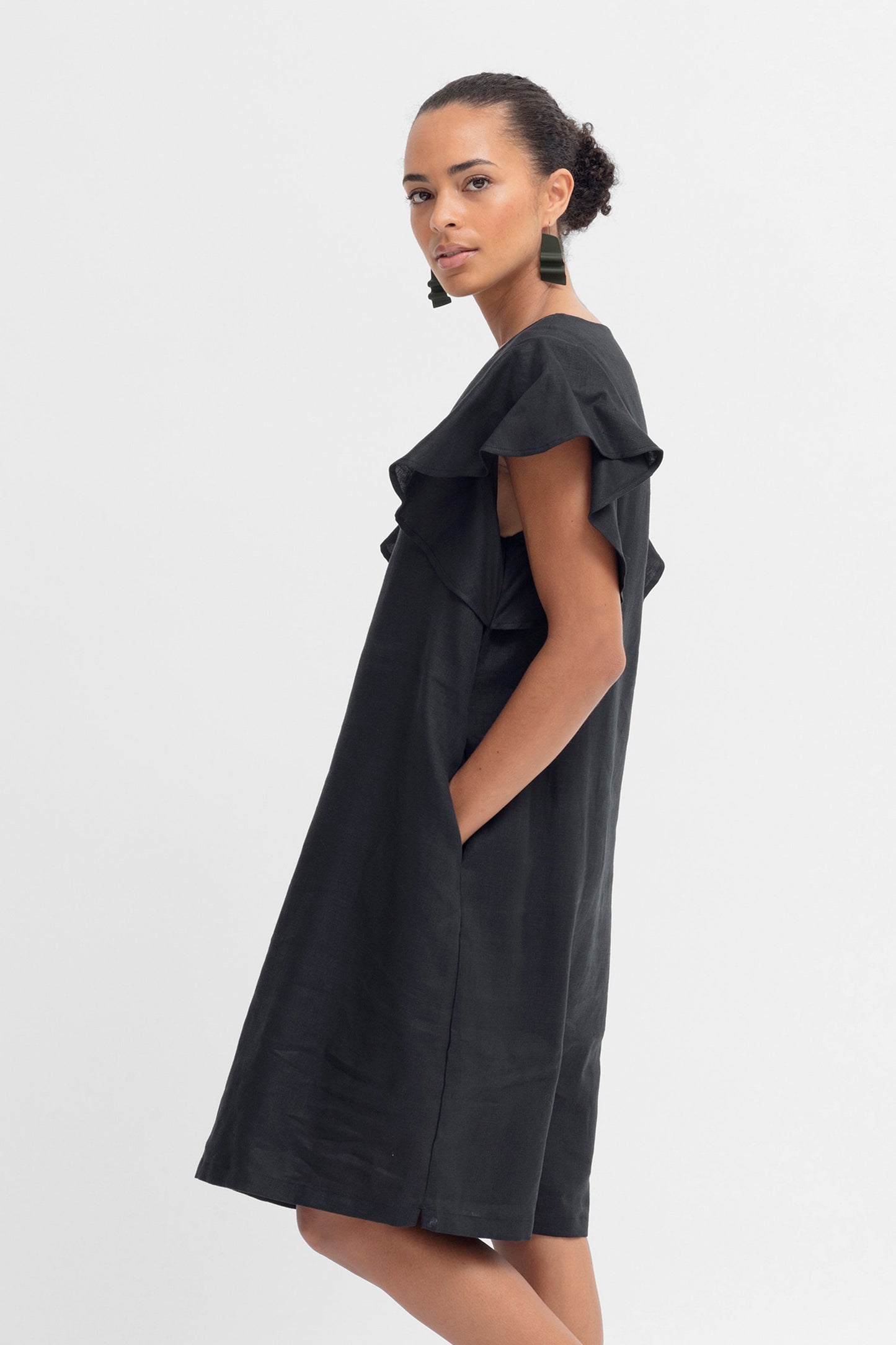 Colino Shift Style V-Neck Ruffled Sleeve French Linen Dress Model Side Crop | BLACK