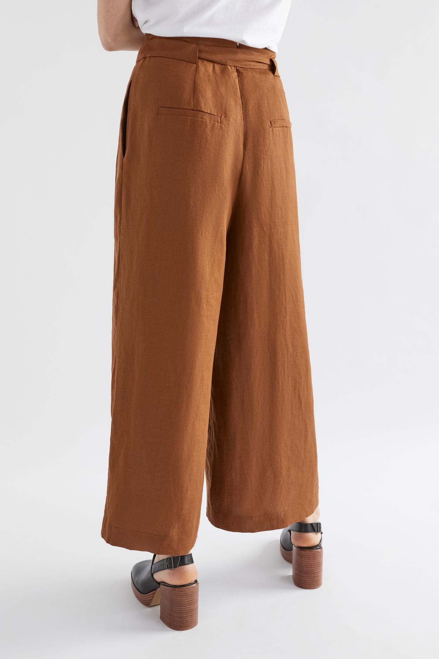 Colino French Linen High Waist Paper Bag Relaxed Pant Model back Crop | BRONZE BROWN
